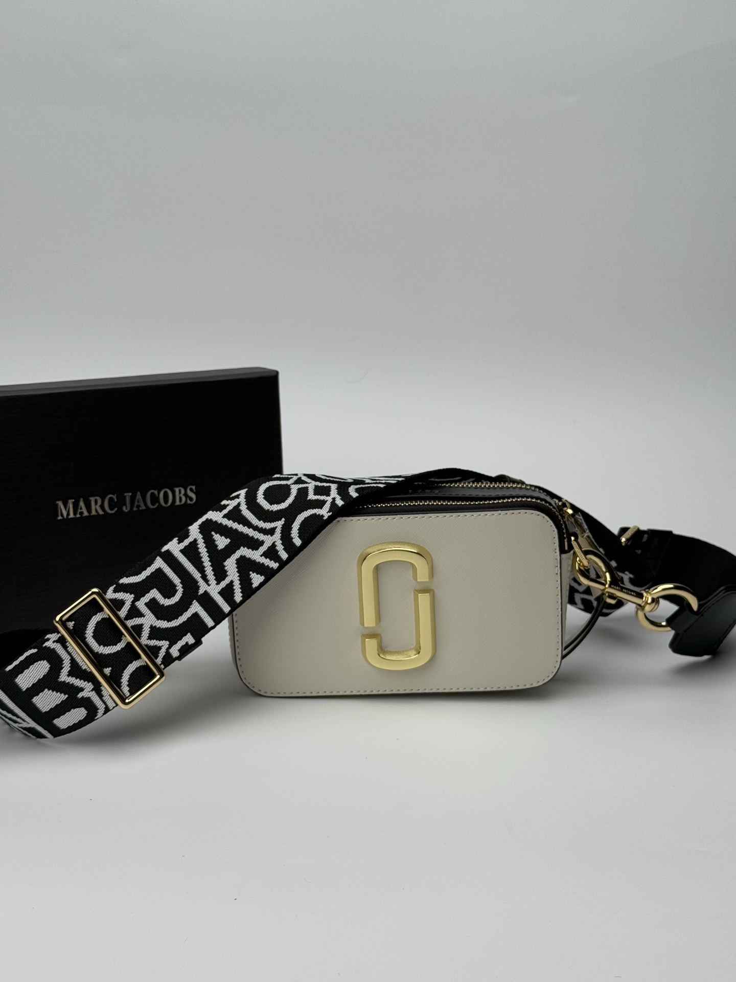 MJ相机包  一年四季人手必备一只的相机包 火遍全球的相机包 颜色非常美丽 更显青春活力 深得众明星.网