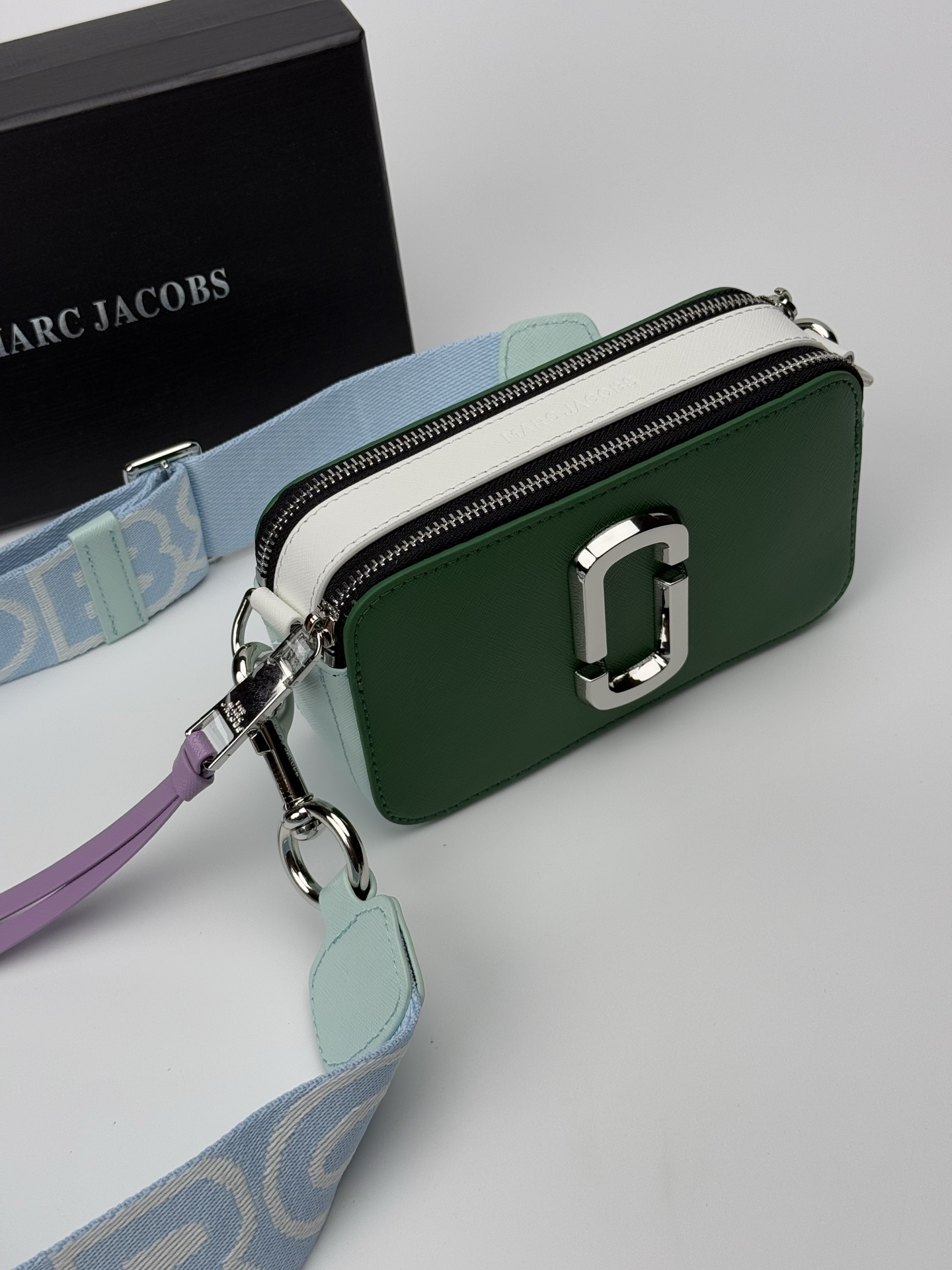 MJ相机包  一年四季人手必备一只的相机包 火遍全球的相机包 颜色非常美丽 更显青春活力 深得众明星.网