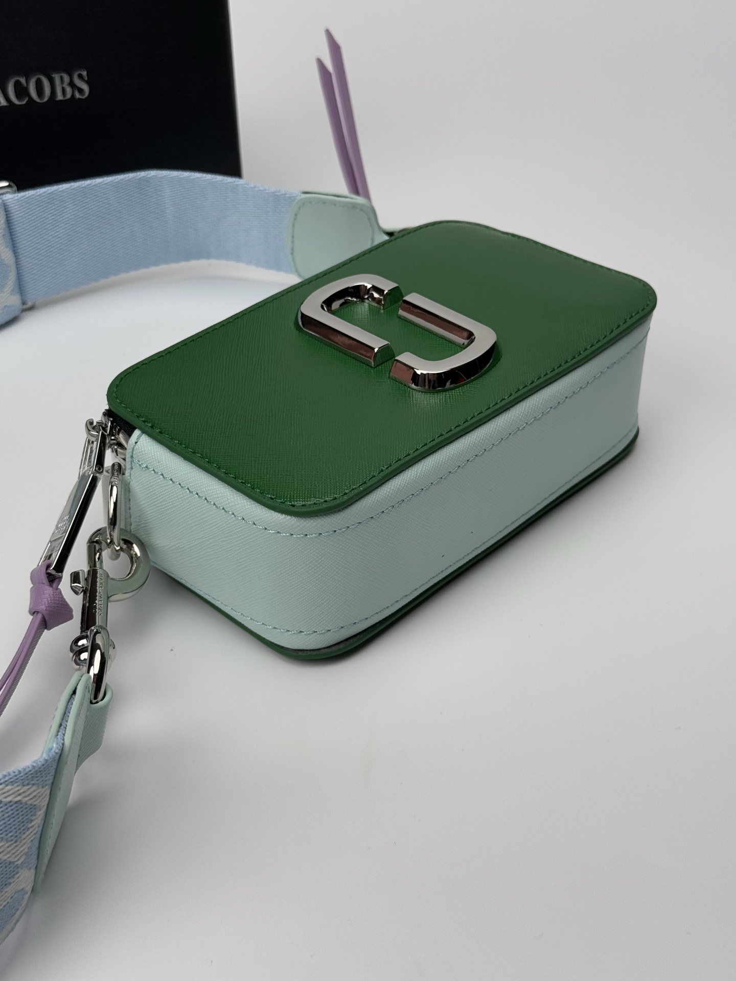 MJ相机包  一年四季人手必备一只的相机包 火遍全球的相机包 颜色非常美丽 更显青春活力 深得众明星.网