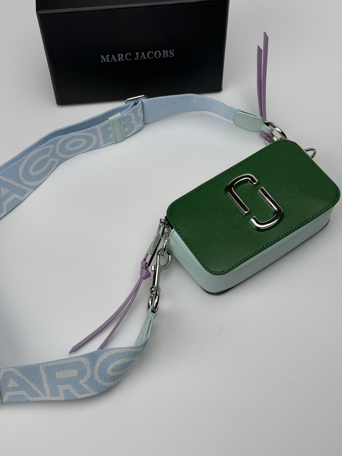 MJ相机包  一年四季人手必备一只的相机包 火遍全球的相机包 颜色非常美丽 更显青春活力 深得众明星.网