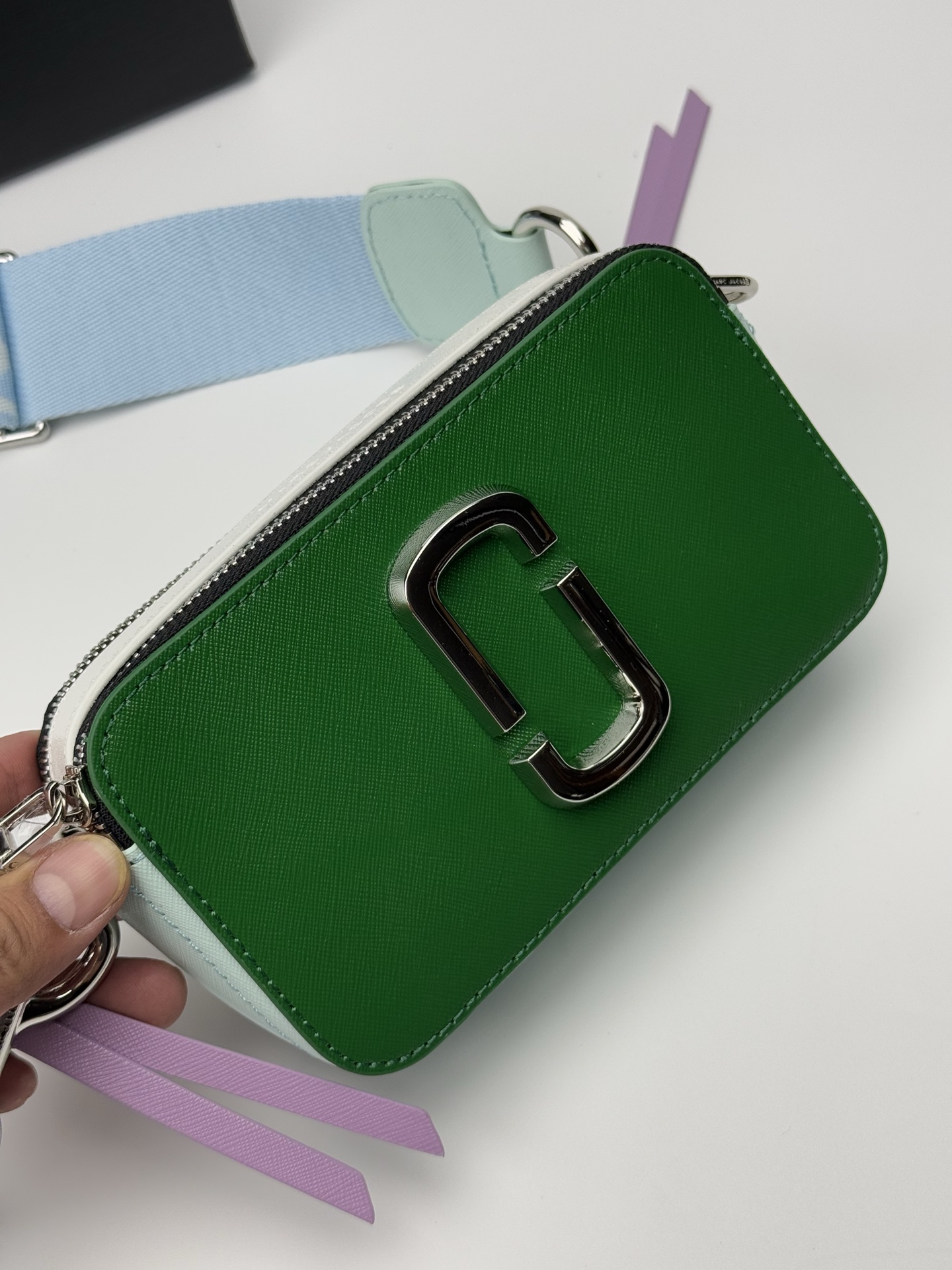 MJ相机包  一年四季人手必备一只的相机包 火遍全球的相机包 颜色非常美丽 更显青春活力 深得众明星.网