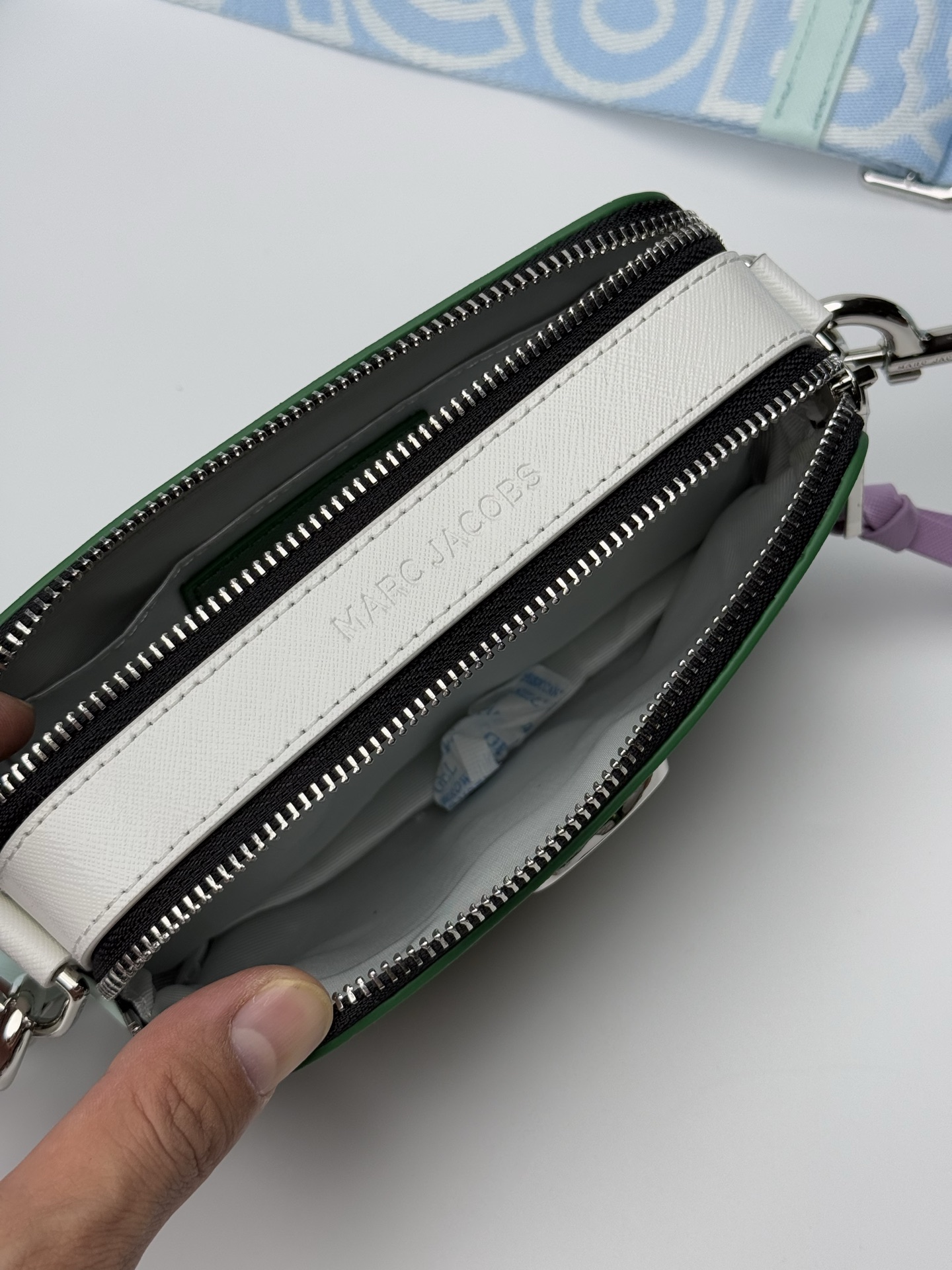 MJ相机包  一年四季人手必备一只的相机包 火遍全球的相机包 颜色非常美丽 更显青春活力 深得众明星.网