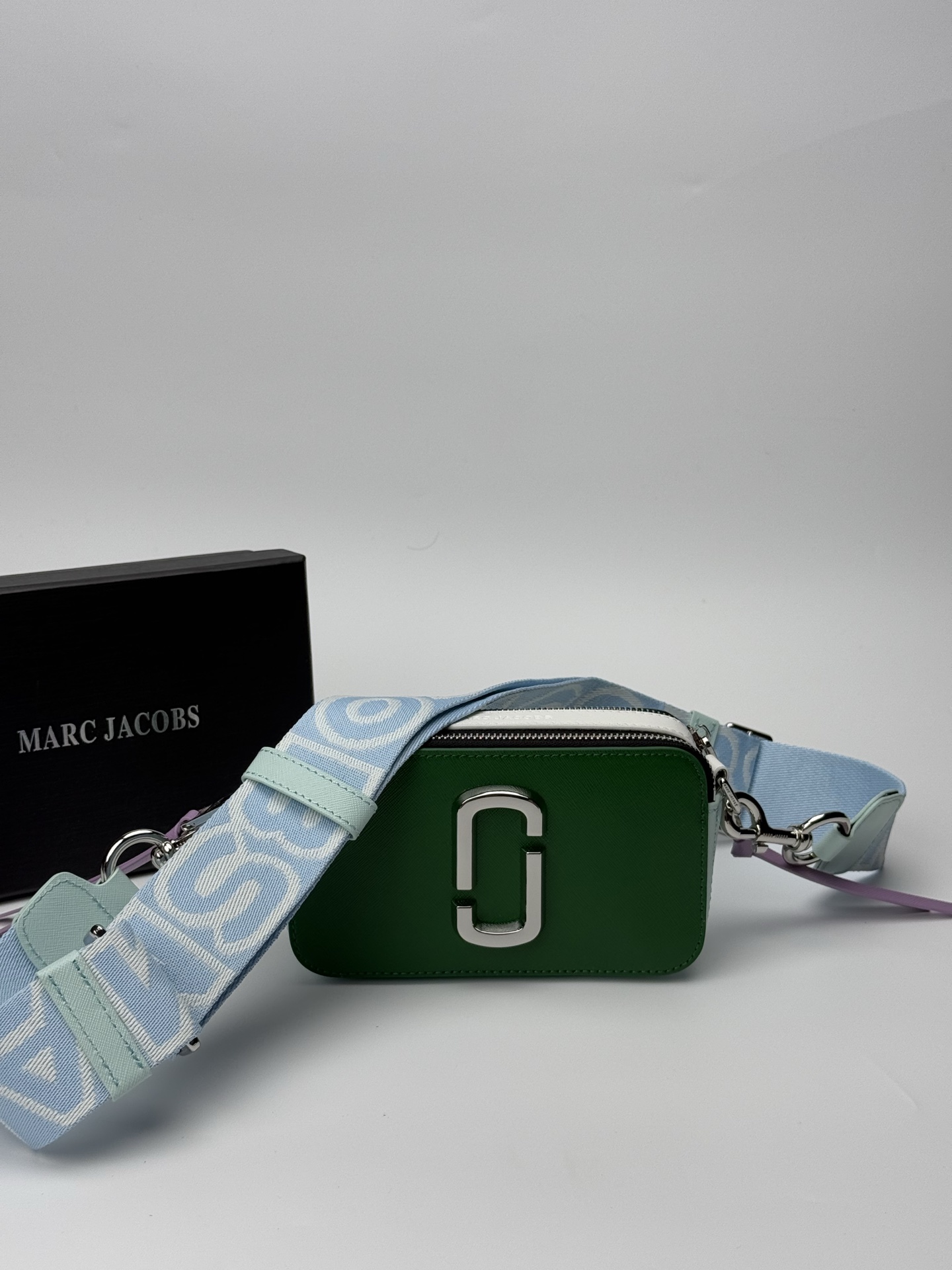 MJ相机包  一年四季人手必备一只的相机包 火遍全球的相机包 颜色非常美丽 更显青春活力 深得众明星.网