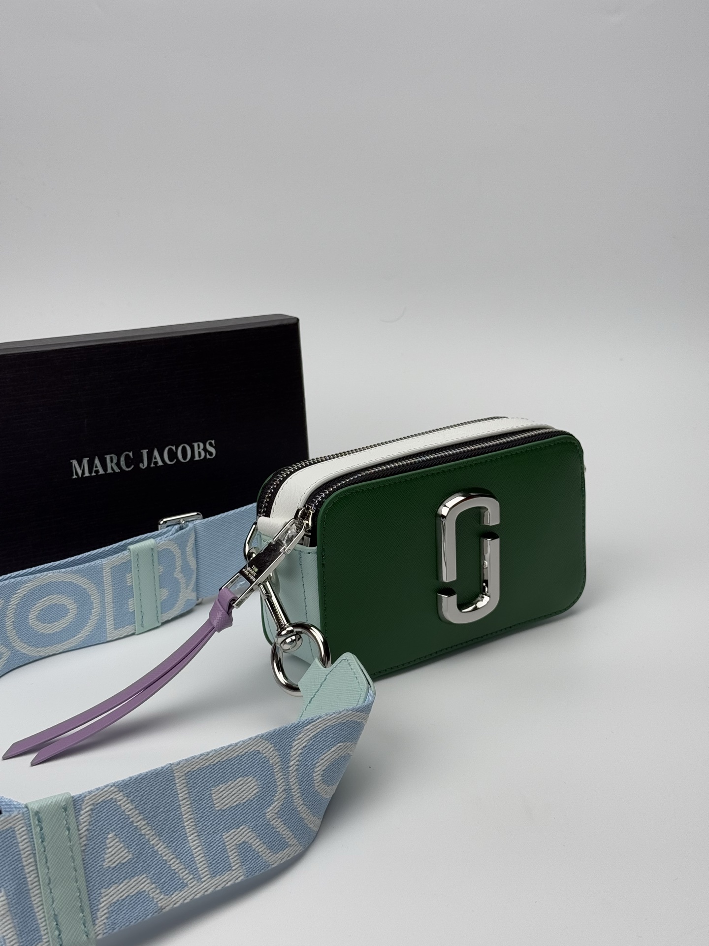 MJ相机包  一年四季人手必备一只的相机包 火遍全球的相机包 颜色非常美丽 更显青春活力 深得众明星.网