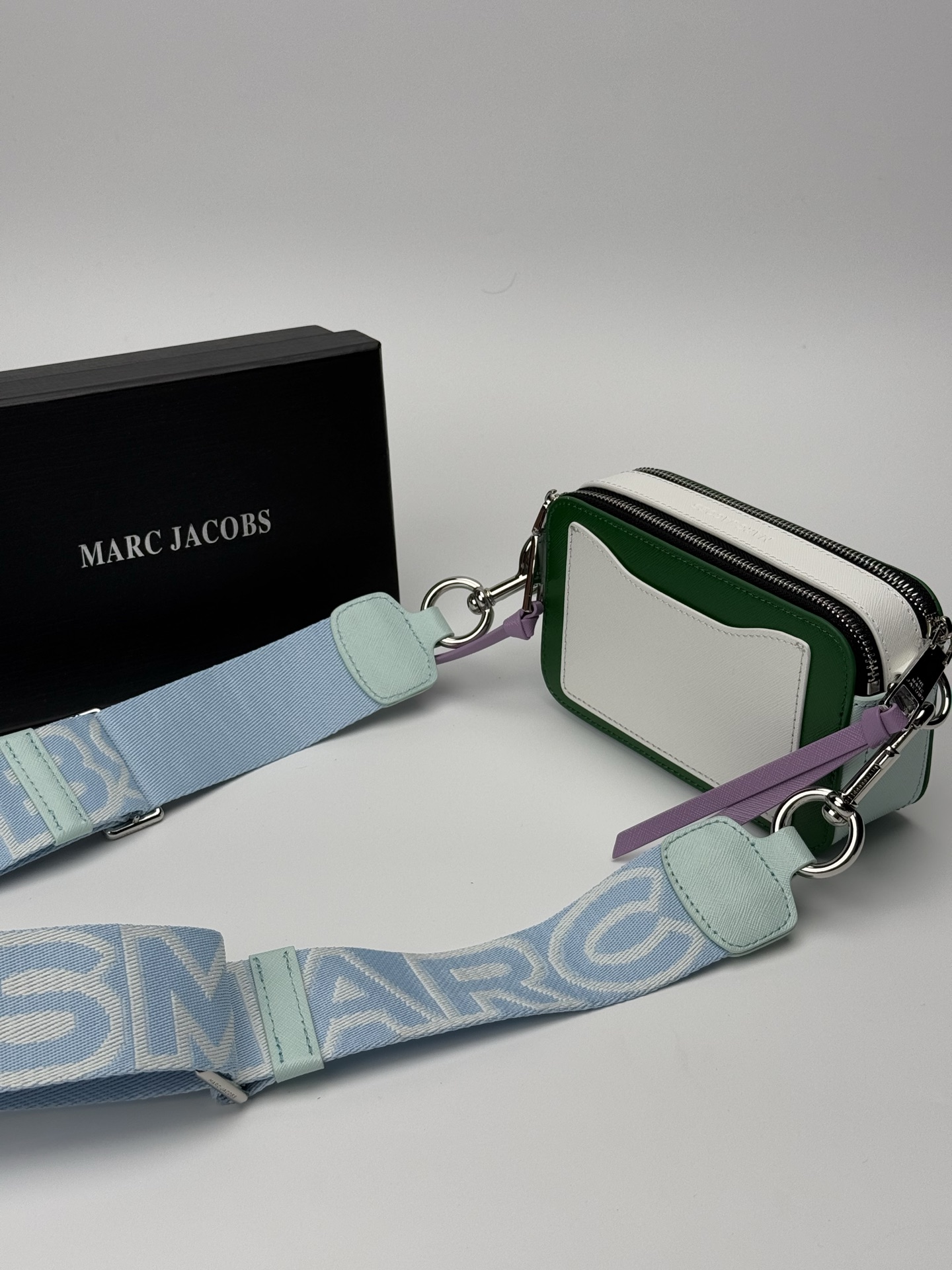 MJ相机包  一年四季人手必备一只的相机包 火遍全球的相机包 颜色非常美丽 更显青春活力 深得众明星.网