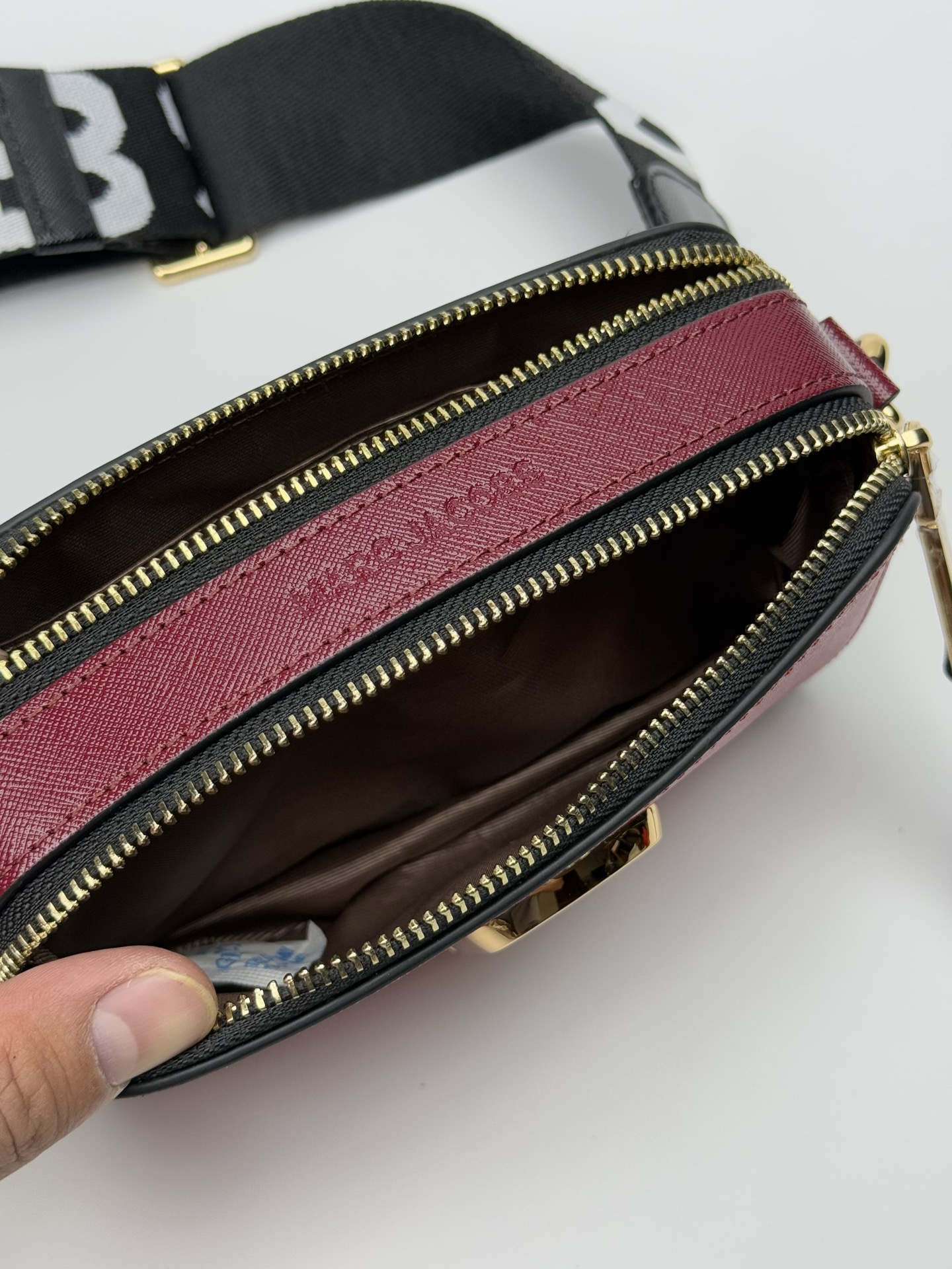 MJ相机包  一年四季人手必备一只的相机包 火遍全球的相机包 颜色非常美丽 更显青春活力 深得众明星.网