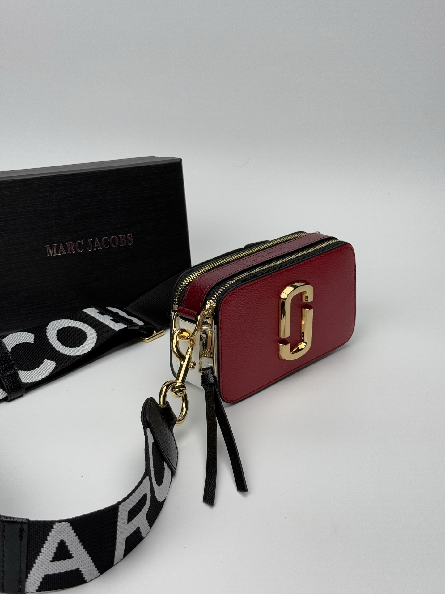 MJ相机包  一年四季人手必备一只的相机包 火遍全球的相机包 颜色非常美丽 更显青春活力 深得众明星.网