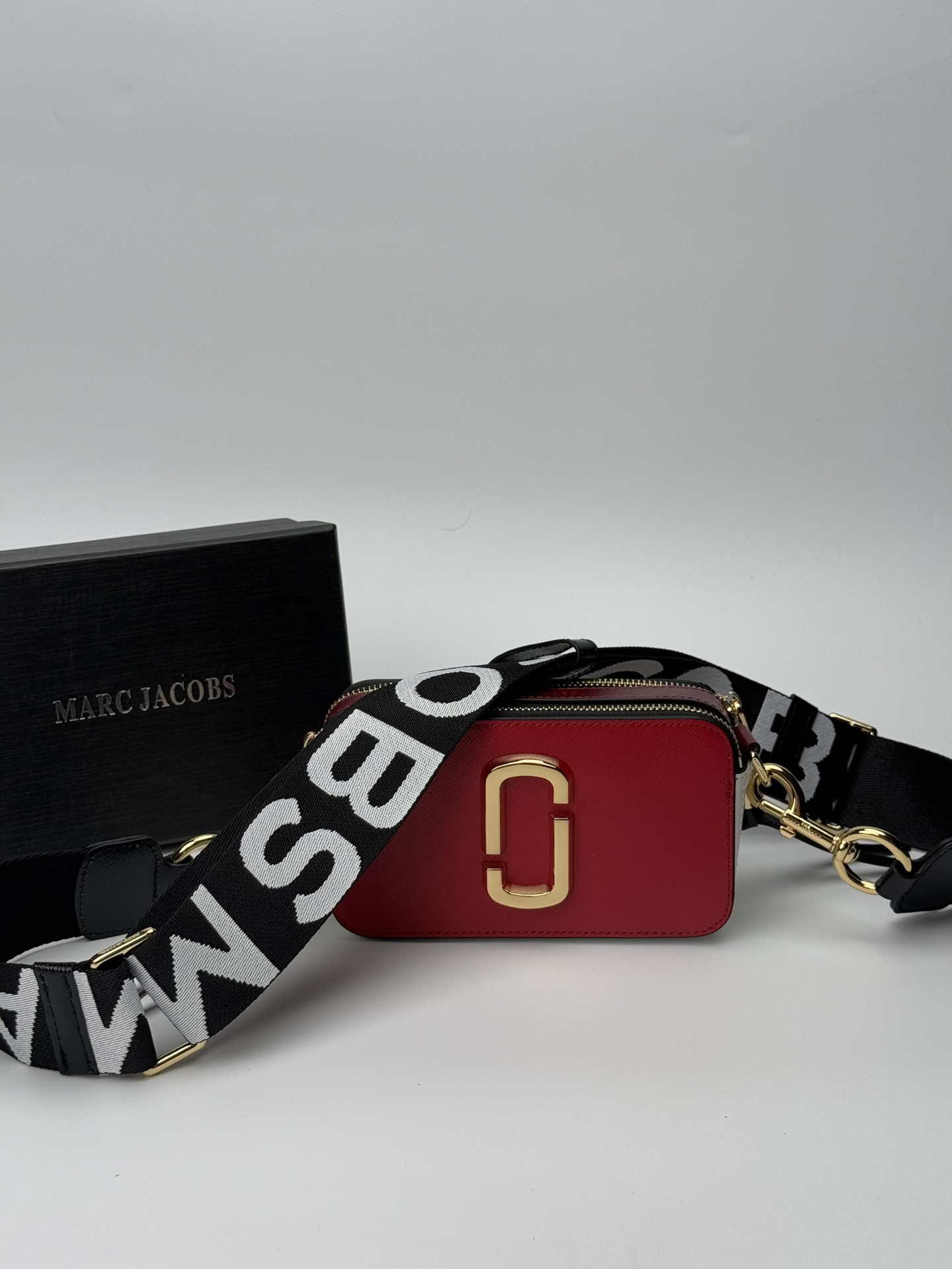 MJ相机包  一年四季人手必备一只的相机包 火遍全球的相机包 颜色非常美丽 更显青春活力 深得众明星.网