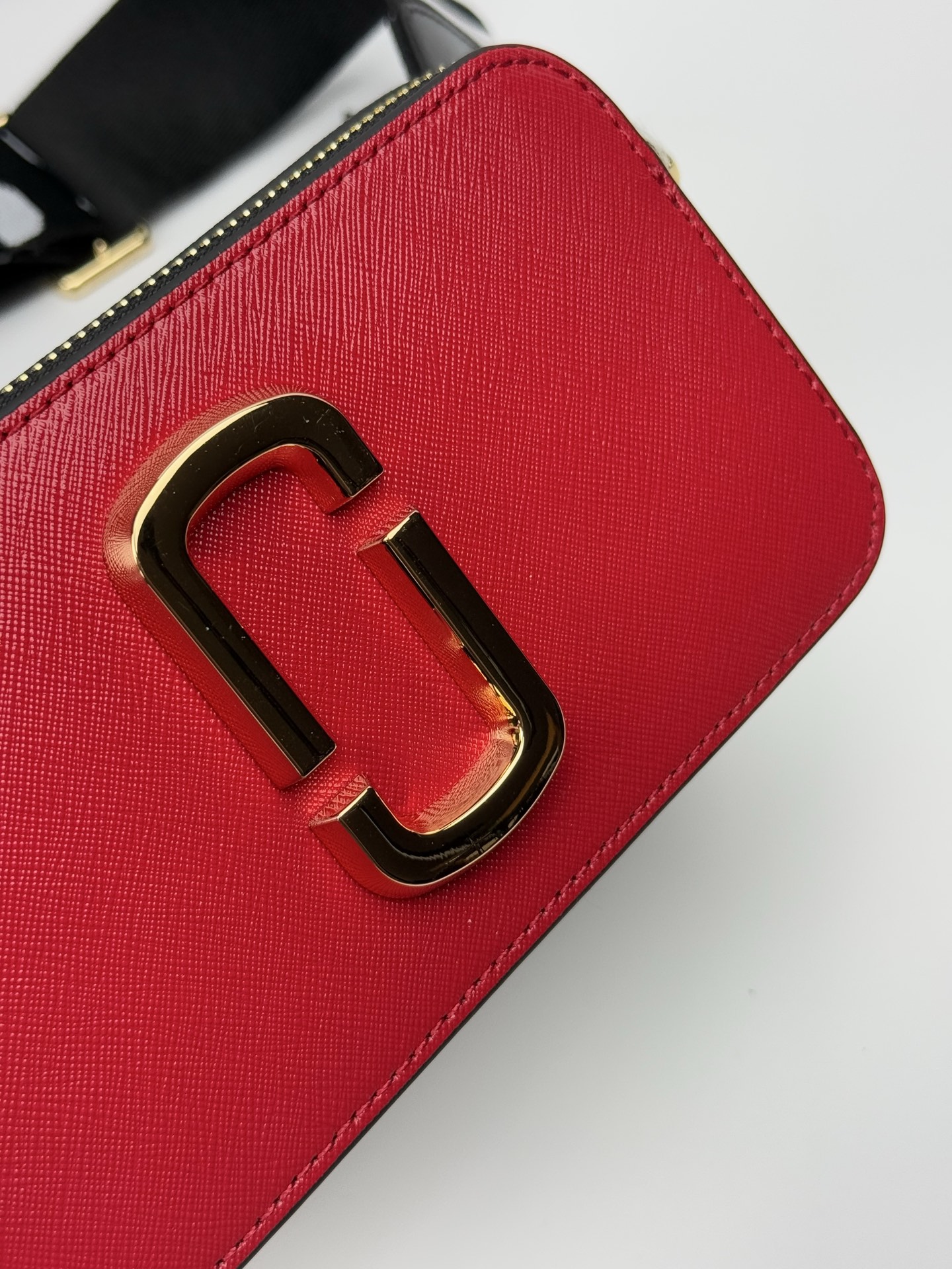 MJ相机包  一年四季人手必备一只的相机包 火遍全球的相机包 颜色非常美丽 更显青春活力 深得众明星.网