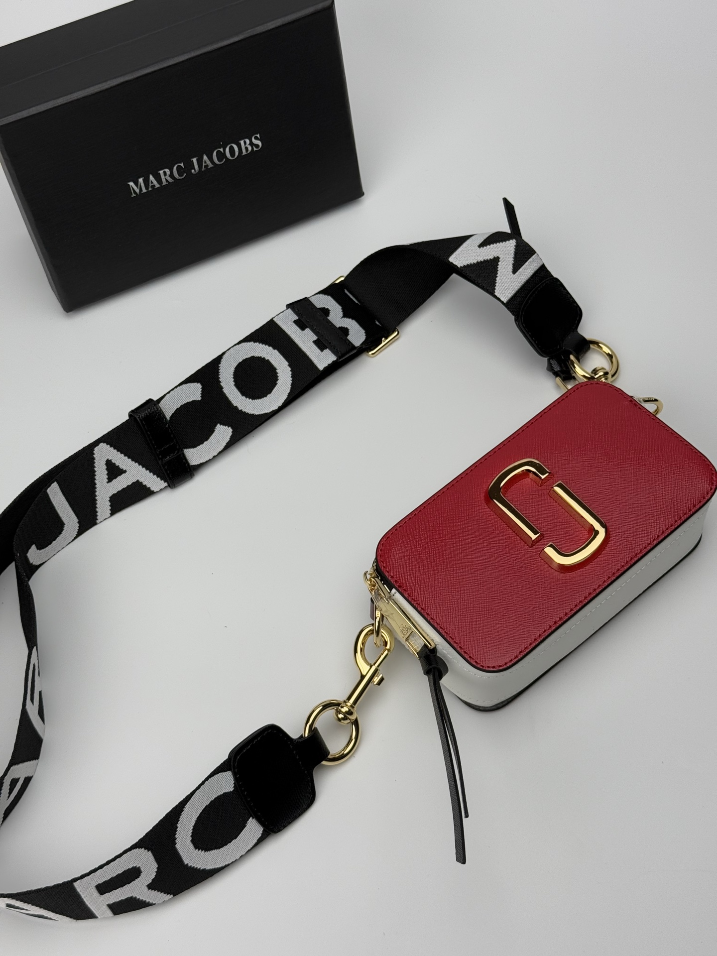 MJ相机包  一年四季人手必备一只的相机包 火遍全球的相机包 颜色非常美丽 更显青春活力 深得众明星.网