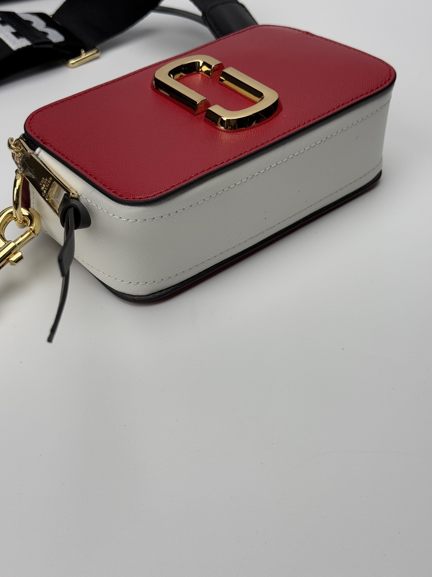 MJ相机包  一年四季人手必备一只的相机包 火遍全球的相机包 颜色非常美丽 更显青春活力 深得众明星.网