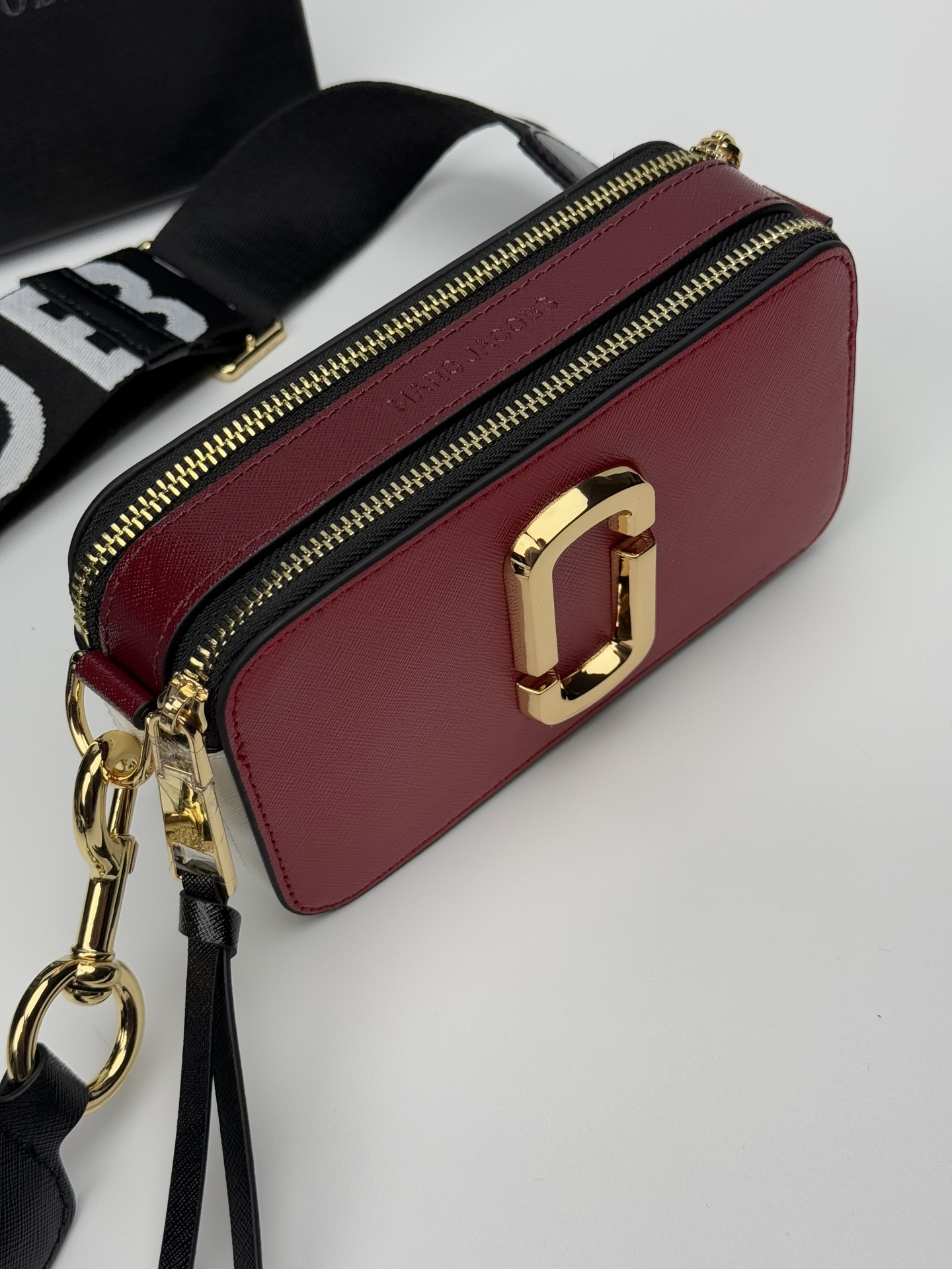 MJ相机包  一年四季人手必备一只的相机包 火遍全球的相机包 颜色非常美丽 更显青春活力 深得众明星.网