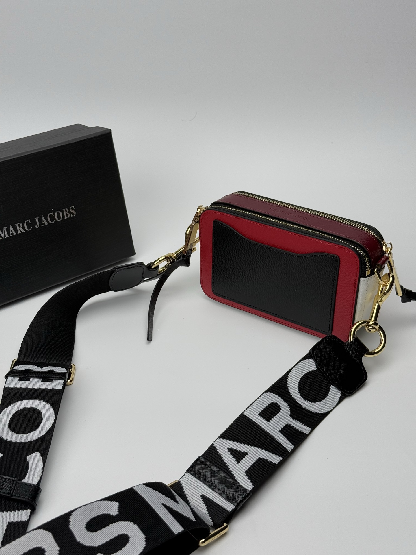 MJ相机包  一年四季人手必备一只的相机包 火遍全球的相机包 颜色非常美丽 更显青春活力 深得众明星.网