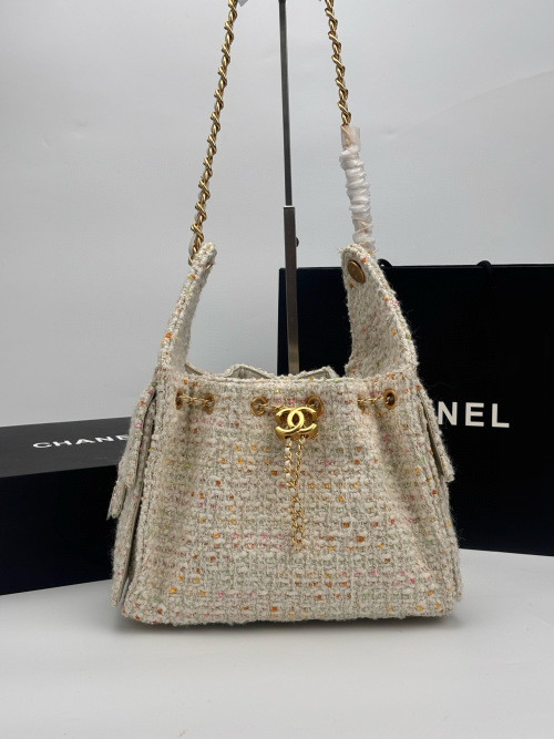 Chanel Tweed Bucket Bag with Gold Chain, 26 cm - Elegant and Spacious 1 Chanel Tweed Bucket Bag with Gold Chain, 26 cm - Elegant and Spacious
