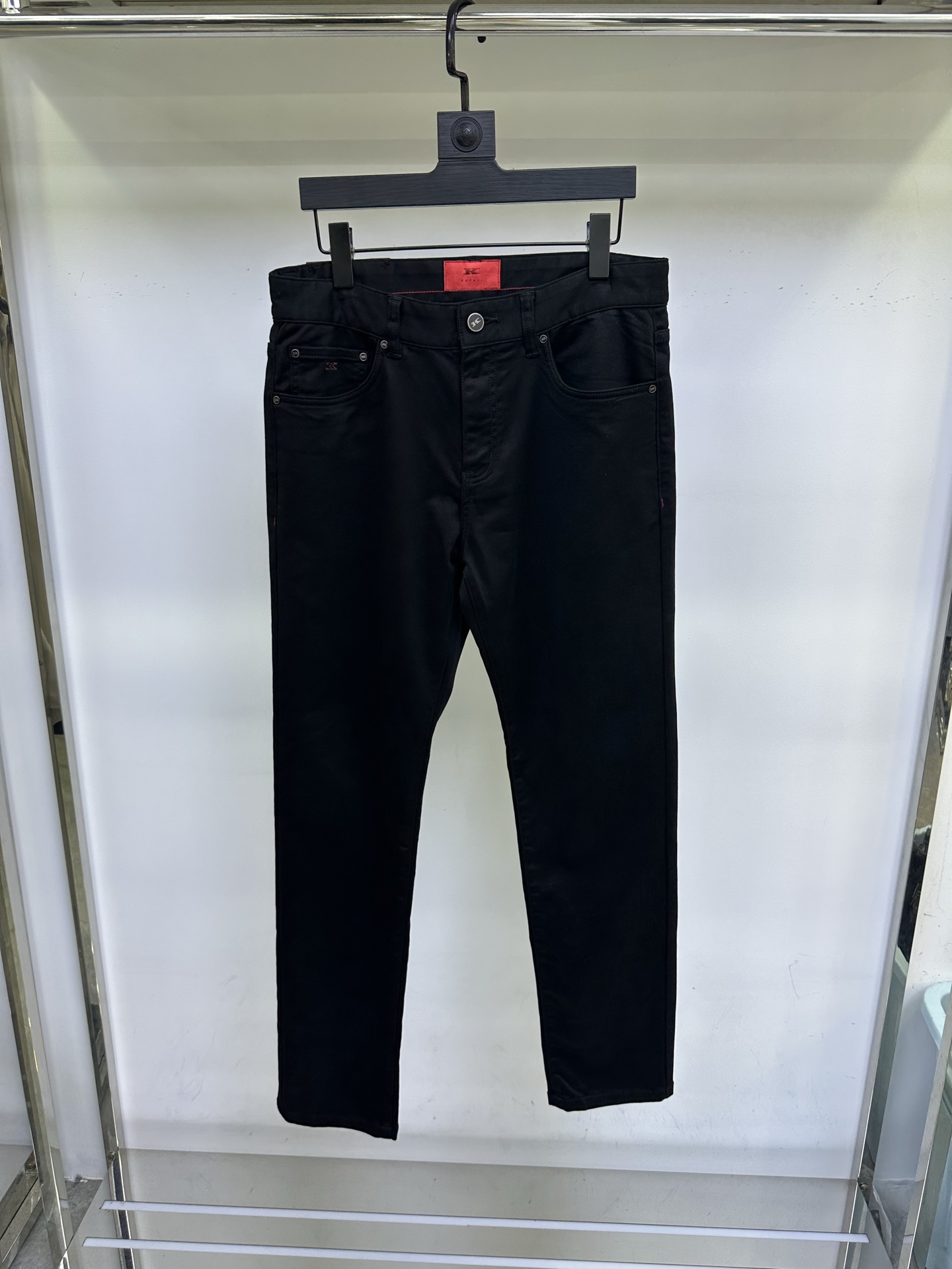 Kiton休闲裤 25ss秋冬新款 直筒版型 细腻斜纹布面料手感舒服 上身挺括有型 专柜最新五金配件搭配