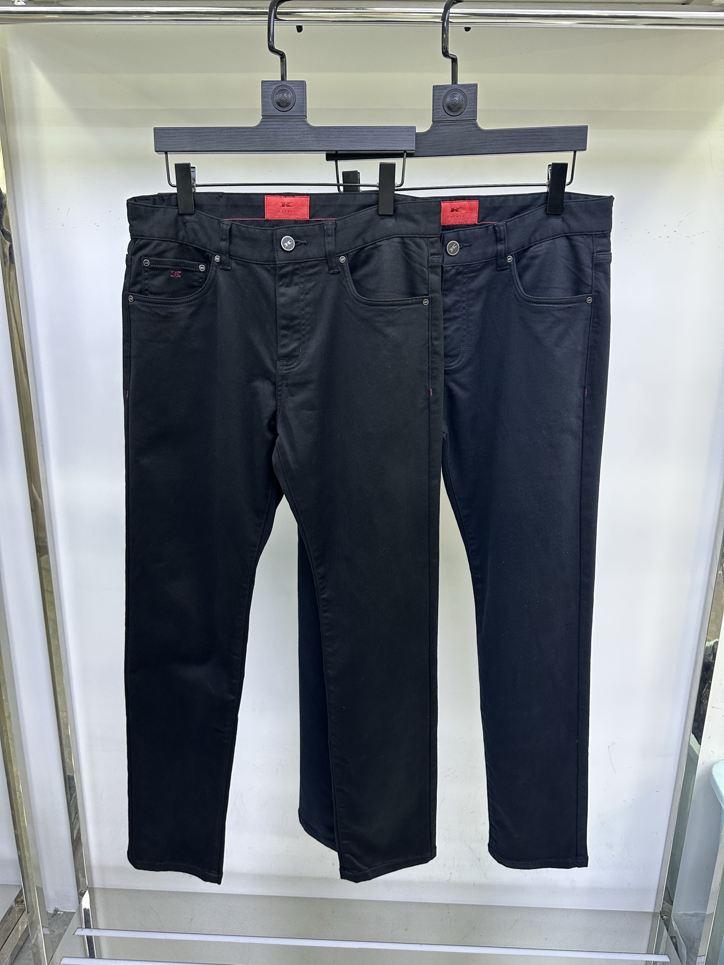 Kiton休闲裤 25ss秋冬新款 直筒版型 细腻斜纹布面料手感舒服 上身挺括有型 专柜最新五金配件搭配