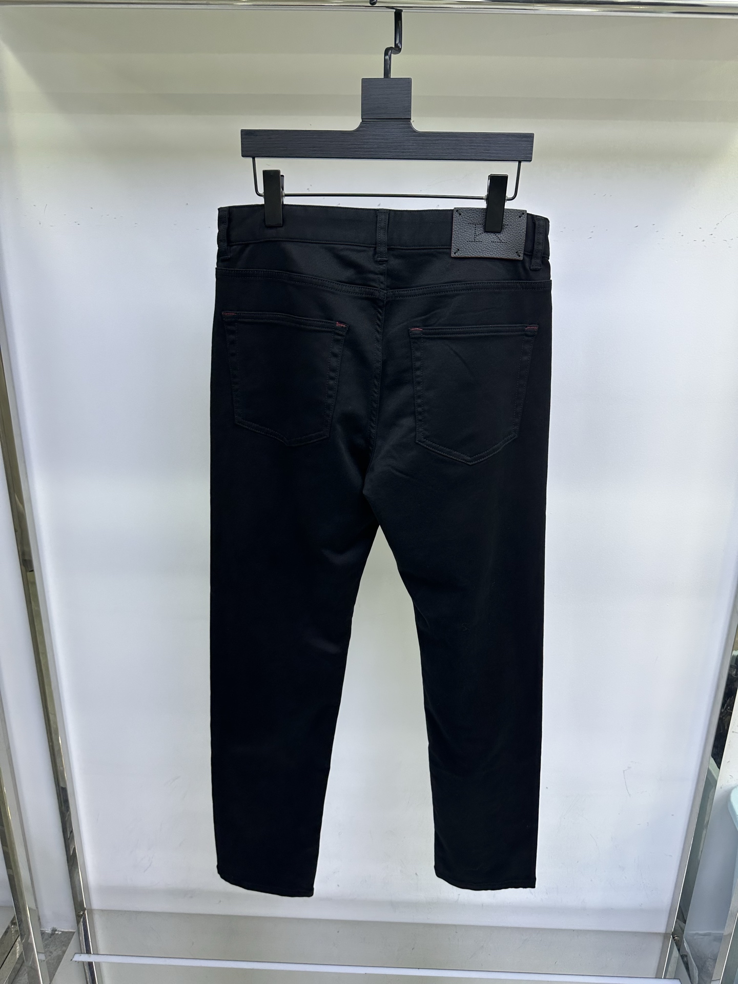 Kiton休闲裤 25ss秋冬新款 直筒版型 细腻斜纹布面料手感舒服 上身挺括有型 专柜最新五金配件搭配