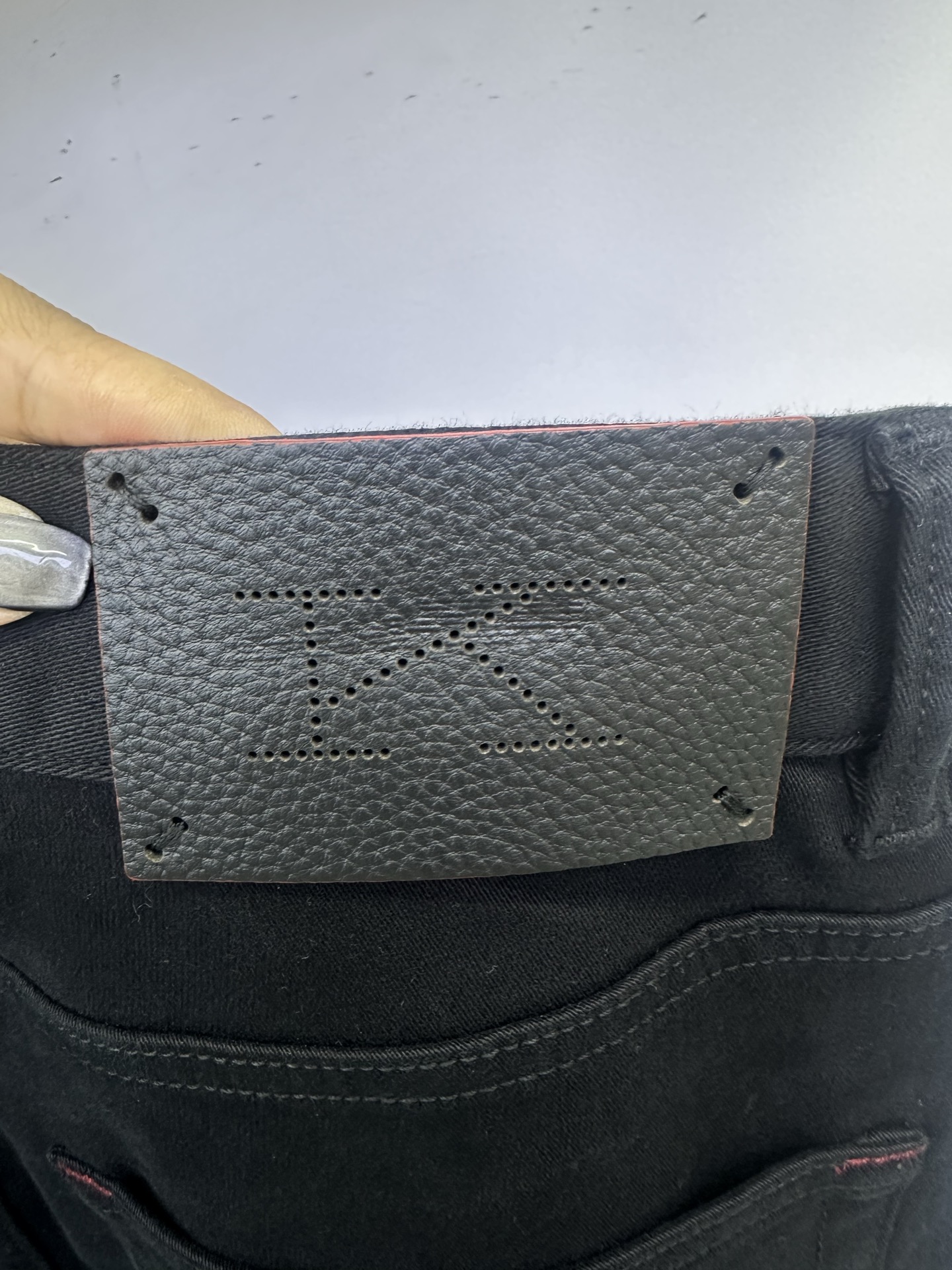 Kiton休闲裤 25ss秋冬新款 直筒版型 细腻斜纹布面料手感舒服 上身挺括有型 专柜最新五金配件搭配