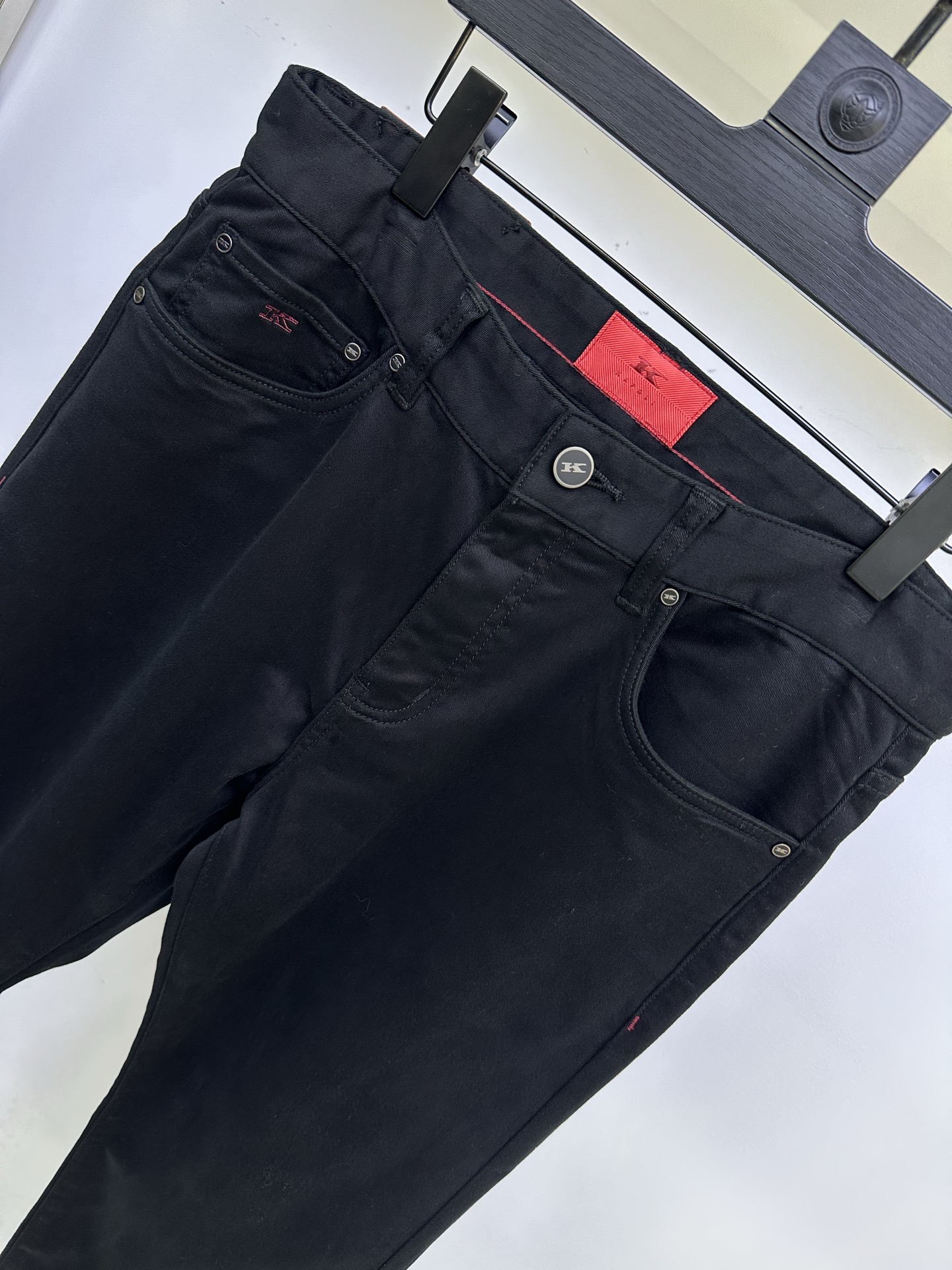 Kiton休闲裤 25ss秋冬新款 直筒版型 细腻斜纹布面料手感舒服 上身挺括有型 专柜最新五金配件搭配