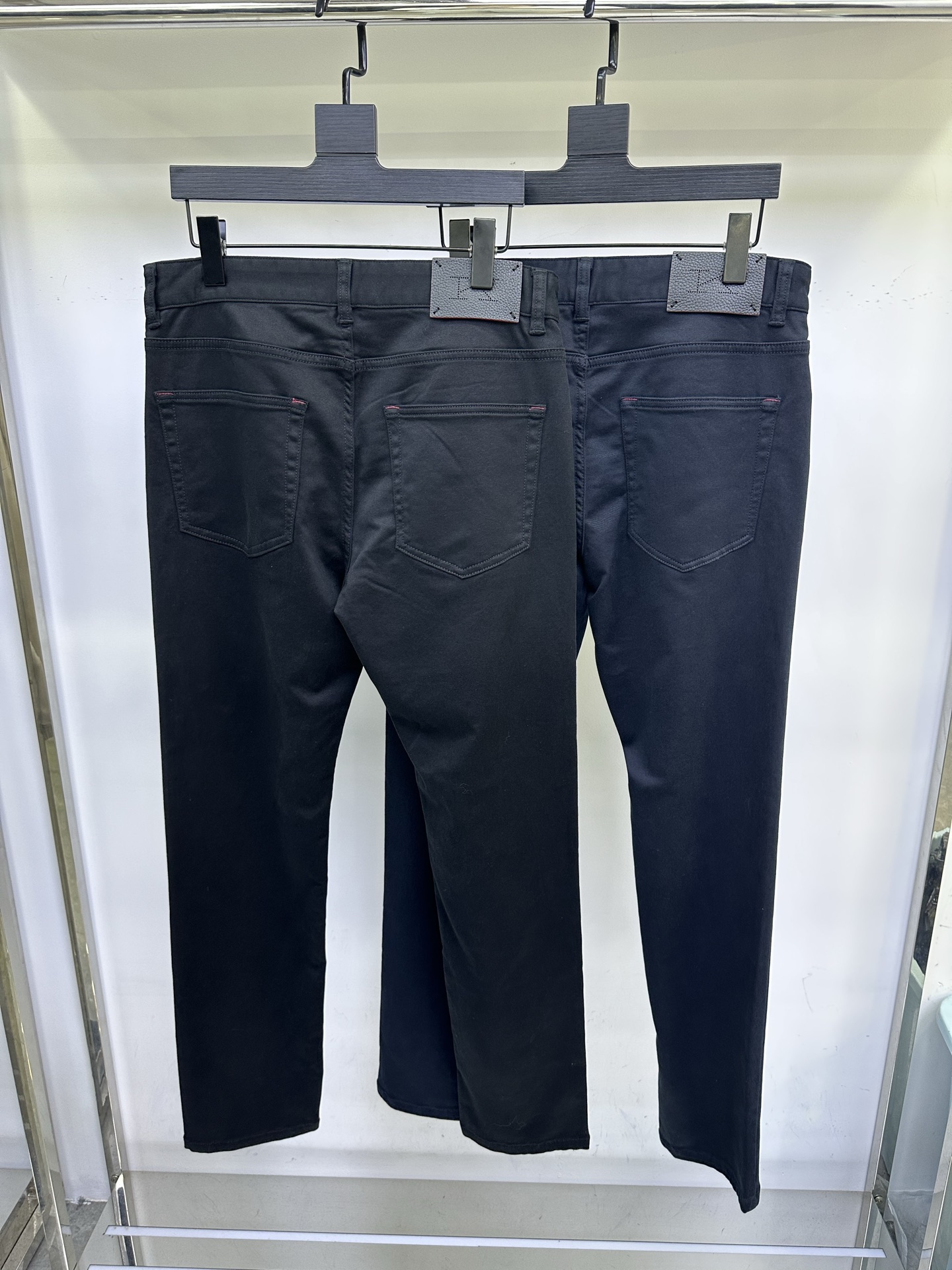Kiton休闲裤 25ss秋冬新款 直筒版型 细腻斜纹布面料手感舒服 上身挺括有型 专柜最新五金配件搭配