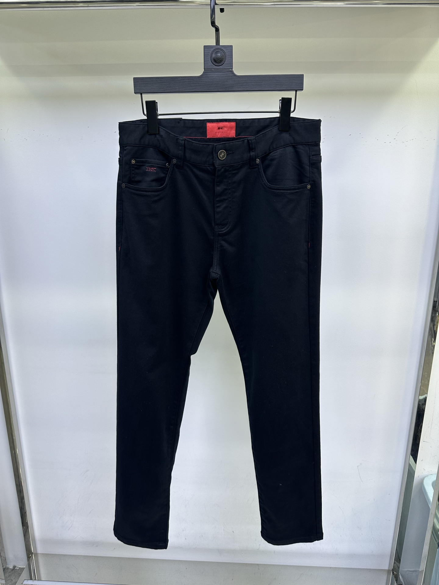 Kiton休闲裤 25ss秋冬新款 直筒版型 细腻斜纹布面料手感舒服 上身挺括有型 专柜最新五金配件搭配