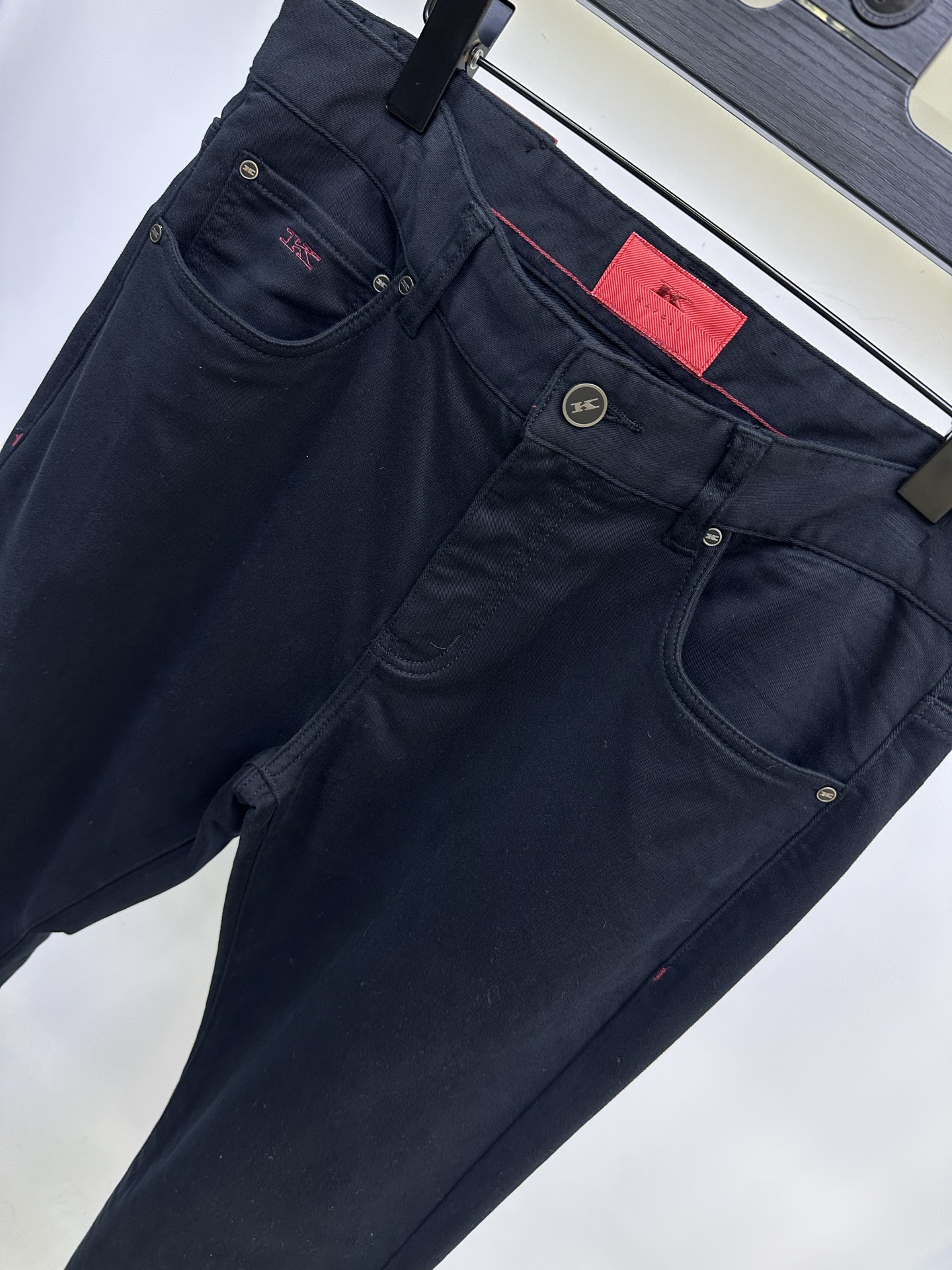 Kiton休闲裤 25ss秋冬新款 直筒版型 细腻斜纹布面料手感舒服 上身挺括有型 专柜最新五金配件搭配