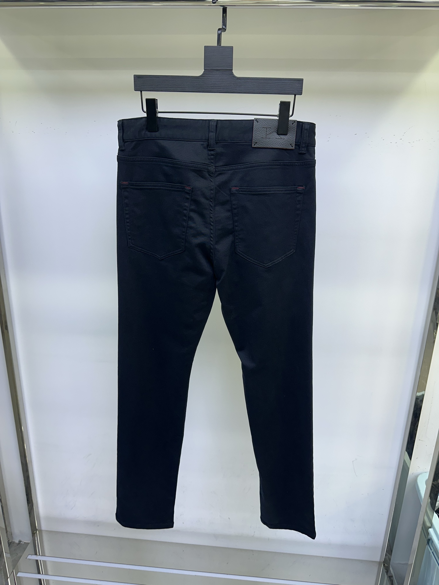 Kiton休闲裤 25ss秋冬新款 直筒版型 细腻斜纹布面料手感舒服 上身挺括有型 专柜最新五金配件搭配