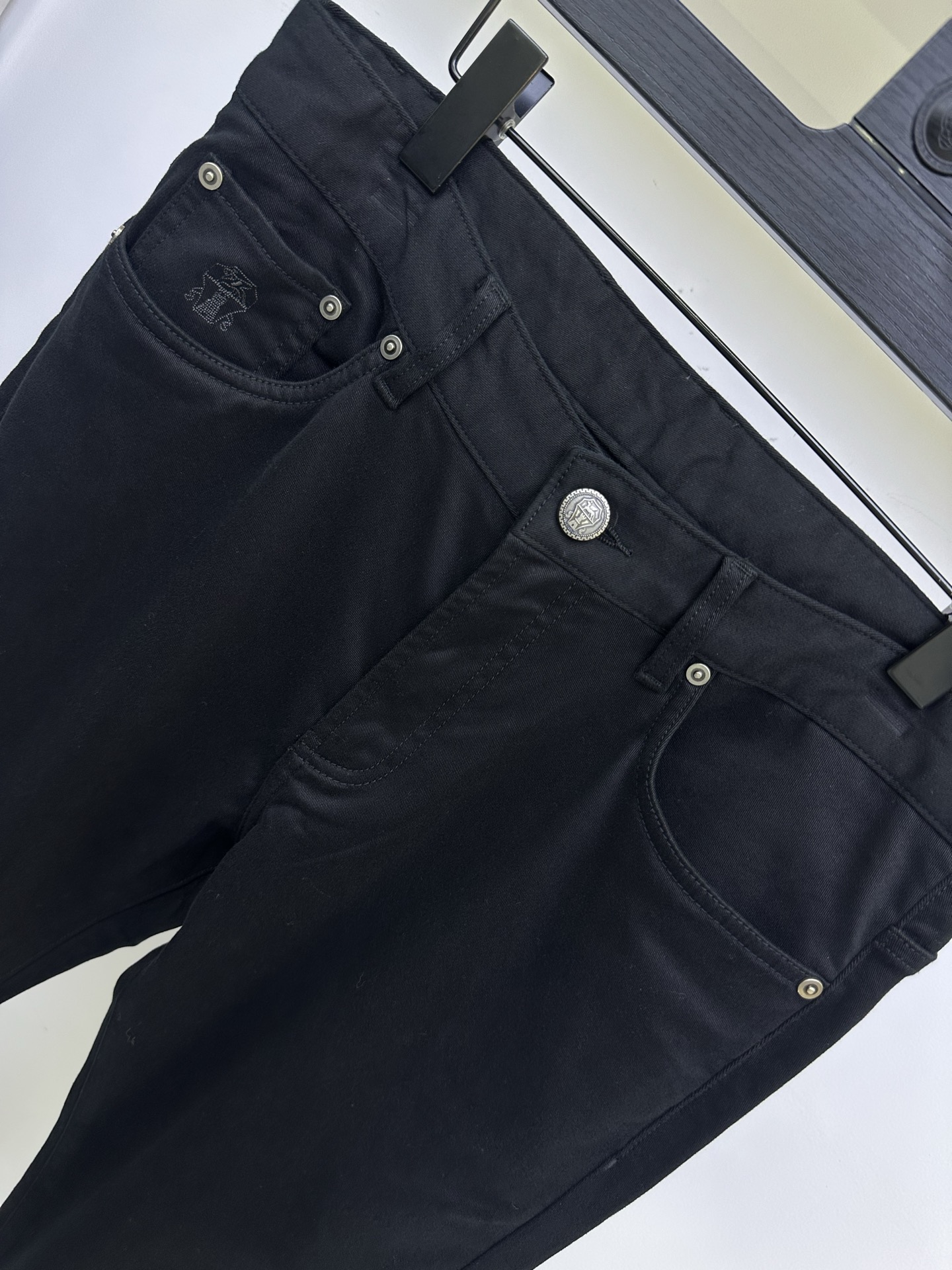 BC休闲裤 25ss秋冬新款 直筒版型 细腻斜纹布面料手感舒服 上身挺括有型 专柜最新五金配件搭配定制蓝