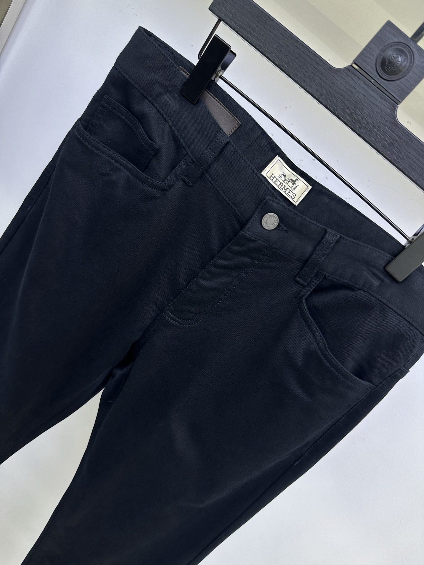 爱马仕（HERMES）休闲裤 25ss秋冬新款 直筒版型 定制细腻斜纹布面料 有质感 挺阔有型 最新后袋