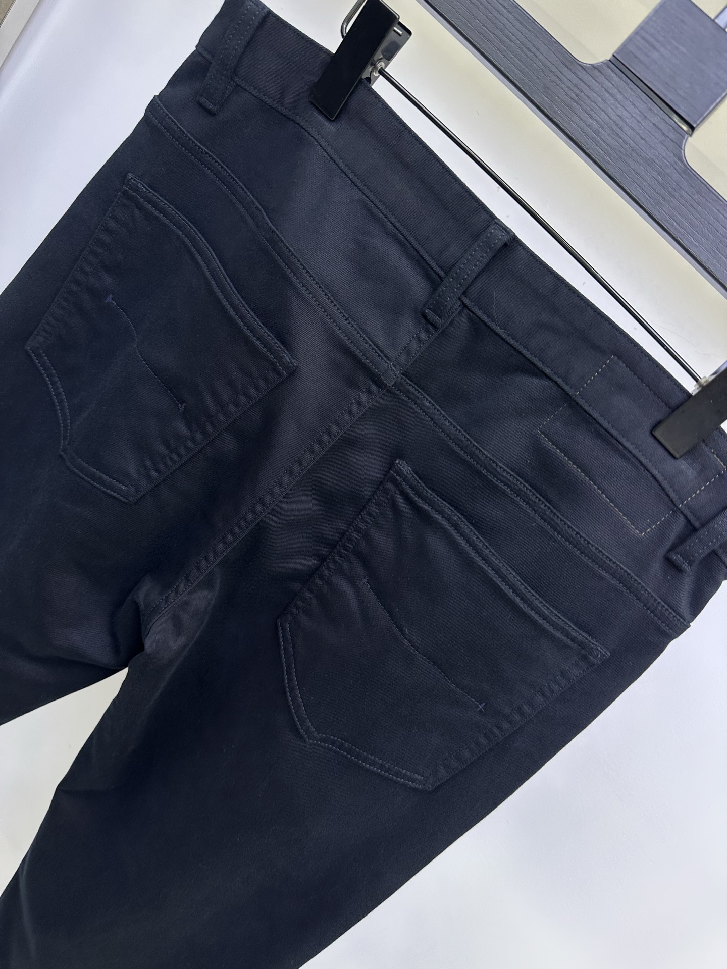 爱马仕（HERMES）休闲裤 25ss秋冬新款 直筒版型 定制细腻斜纹布面料 有质感 挺阔有型 最新后袋