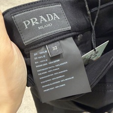🎺🎺顶级Prada休闲裤 26ss 秋冬新款 专柜同步 最新后腰皮牌+后袋经典涂珐琅三角形金属徽标,是品牌高奢辨识度符号 🎺🎺顶级Prada休闲裤 26ss 秋冬新款 专柜同步 最新后腰皮牌+后袋经典涂珐琅三角形金属徽标,是品牌高奢辨识度符号