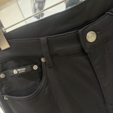 🎺🎺顶级Prada休闲裤 26ss 秋冬新款 专柜同步 最新后腰皮牌+后袋经典涂珐琅三角形金属徽标,是品牌高奢辨识度符号 🎺🎺顶级Prada休闲裤 26ss 秋冬新款 专柜同步 最新后腰皮牌+后袋经典涂珐琅三角形金属徽标,是品牌高奢辨识度符号