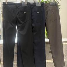 🎺🎺顶级Prada休闲裤 26ss 秋冬新款 专柜同步 最新后腰皮牌+后袋经典涂珐琅三角形金属徽标,是品牌高奢辨识度符号 🎺🎺顶级Prada休闲裤 26ss 秋冬新款 专柜同步 最新后腰皮牌+后袋经典涂珐琅三角形金属徽标,是品牌高奢辨识度符号