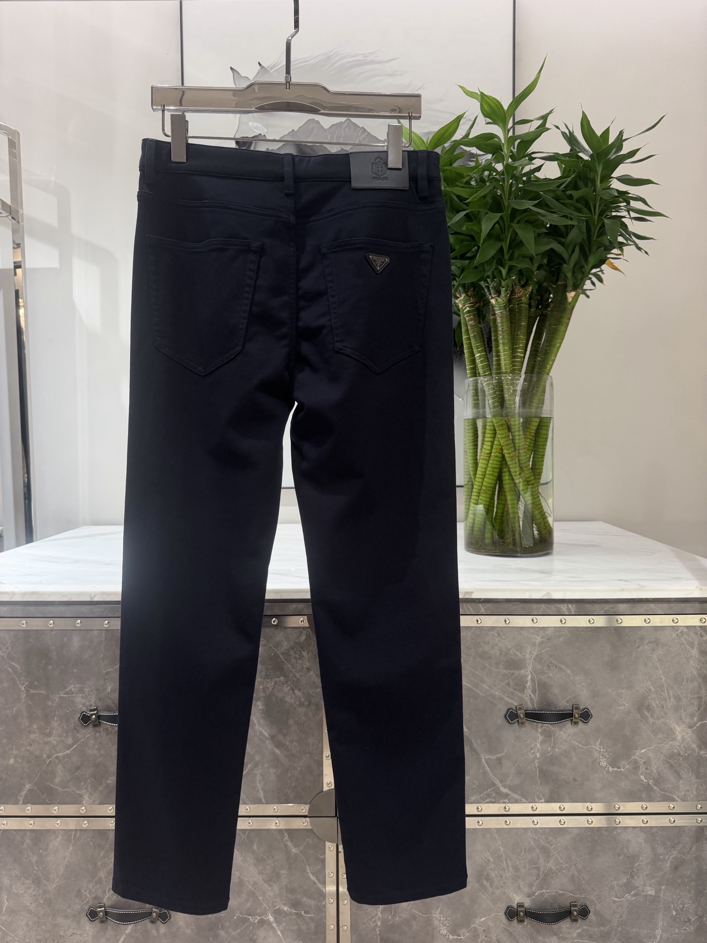 🎺🎺顶级Prada休闲裤 26ss 秋冬新款 专柜同步 最新后腰皮牌+后袋经典涂珐琅三角形金属徽标，是品牌高奢辨识度符号