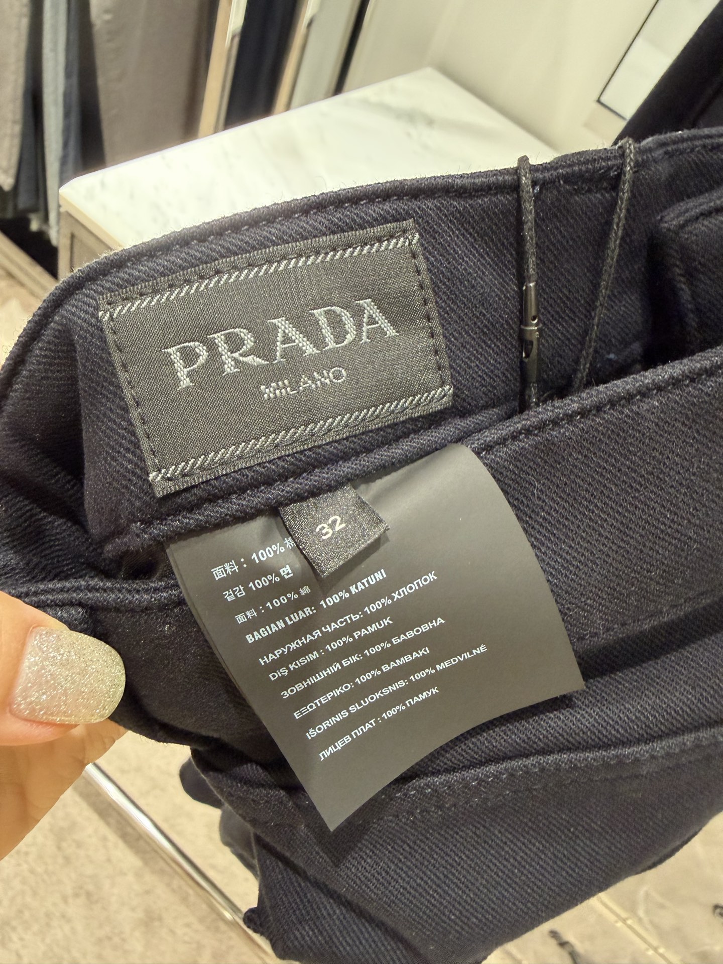 🎺🎺顶级Prada休闲裤 26ss 秋冬新款 专柜同步 最新后腰皮牌+后袋经典涂珐琅三角形金属徽标，是品牌高奢辨识度符号