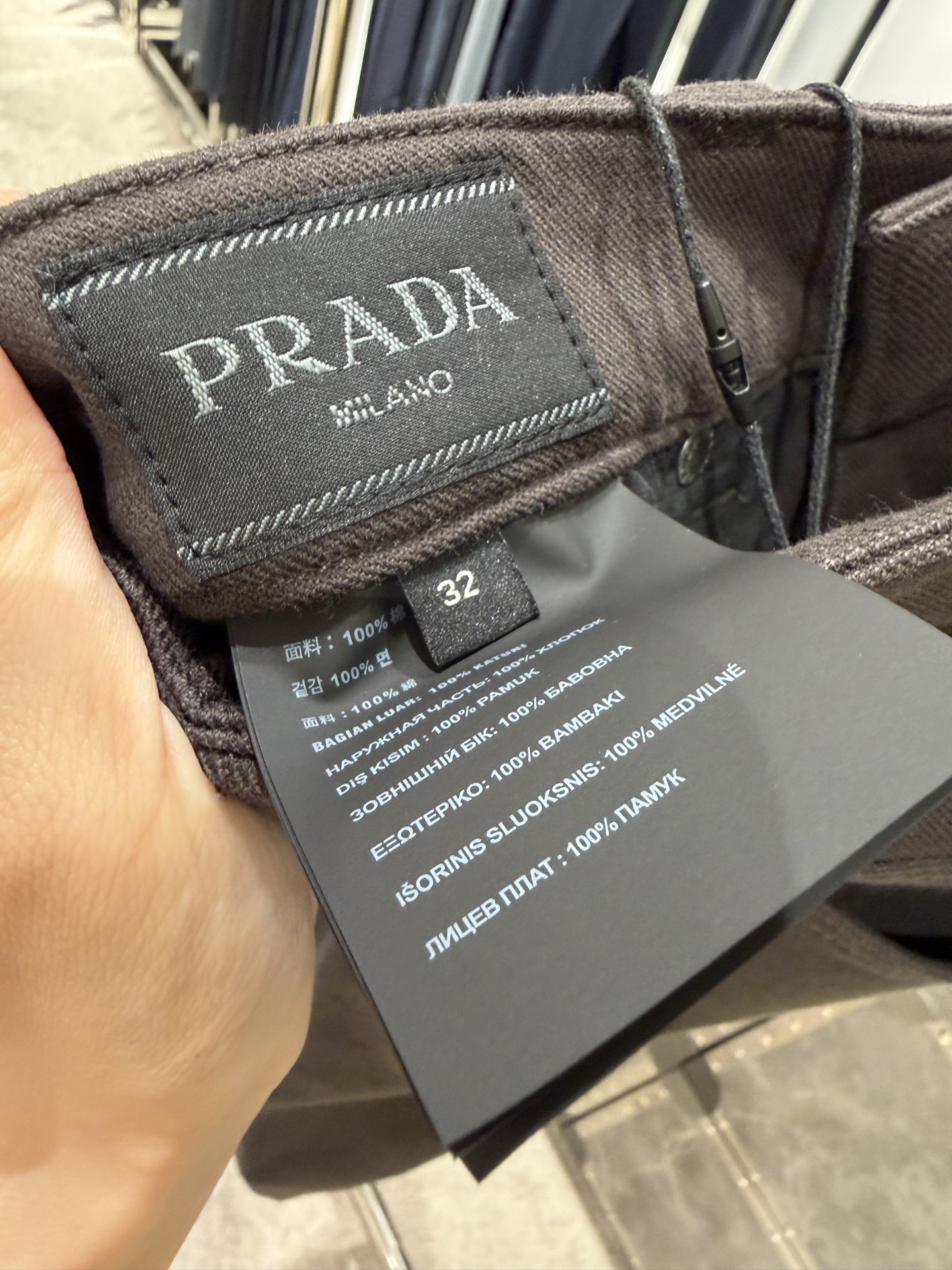 🎺🎺顶级Prada休闲裤 26ss 秋冬新款 专柜同步 最新后腰皮牌+后袋经典涂珐琅三角形金属徽标，是品牌高奢辨识度符号