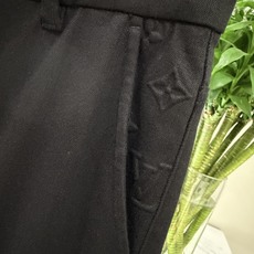 🎺🎺顶级LV黑牛 26ss 秋冬新款 专柜同步 Louis Vuitton(LV) 腰内侧印有品牌专属织带印花,门襟纽扣 🎺🎺顶级LV黑牛 26ss 秋冬新款 专柜同步 Louis Vuitton(LV) 腰内侧印有品牌专属织带印花,门襟纽扣