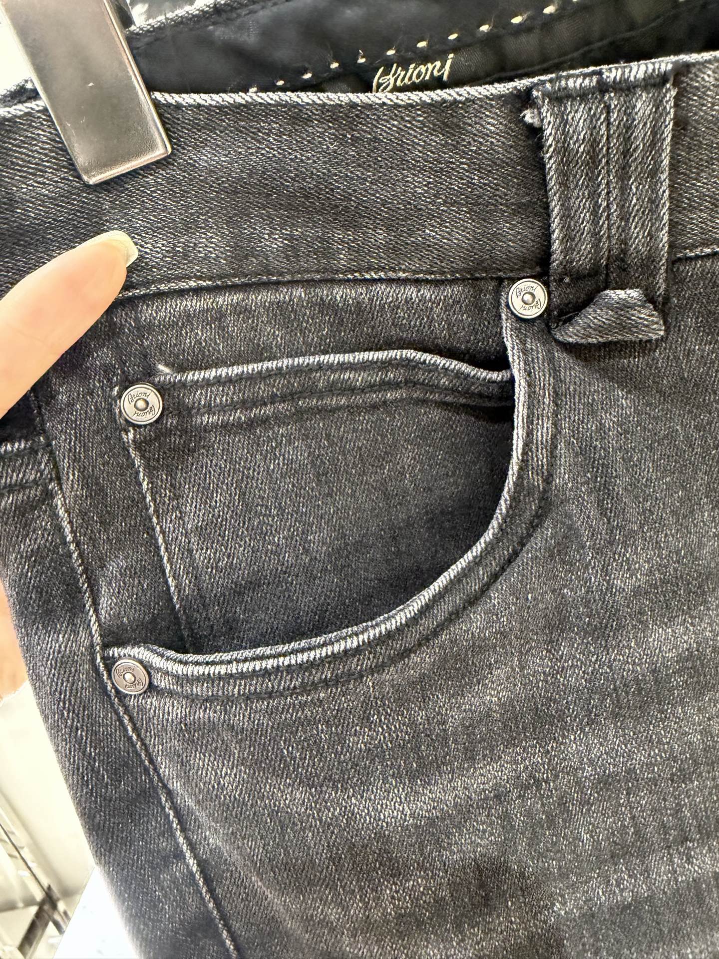 🎺🎺顶级Brioni灰牛 26ss秋冬新款 专柜同步 Brioni（布里奥尼）男士烟灰色牛仔裤产品解析 一、品牌标识细节