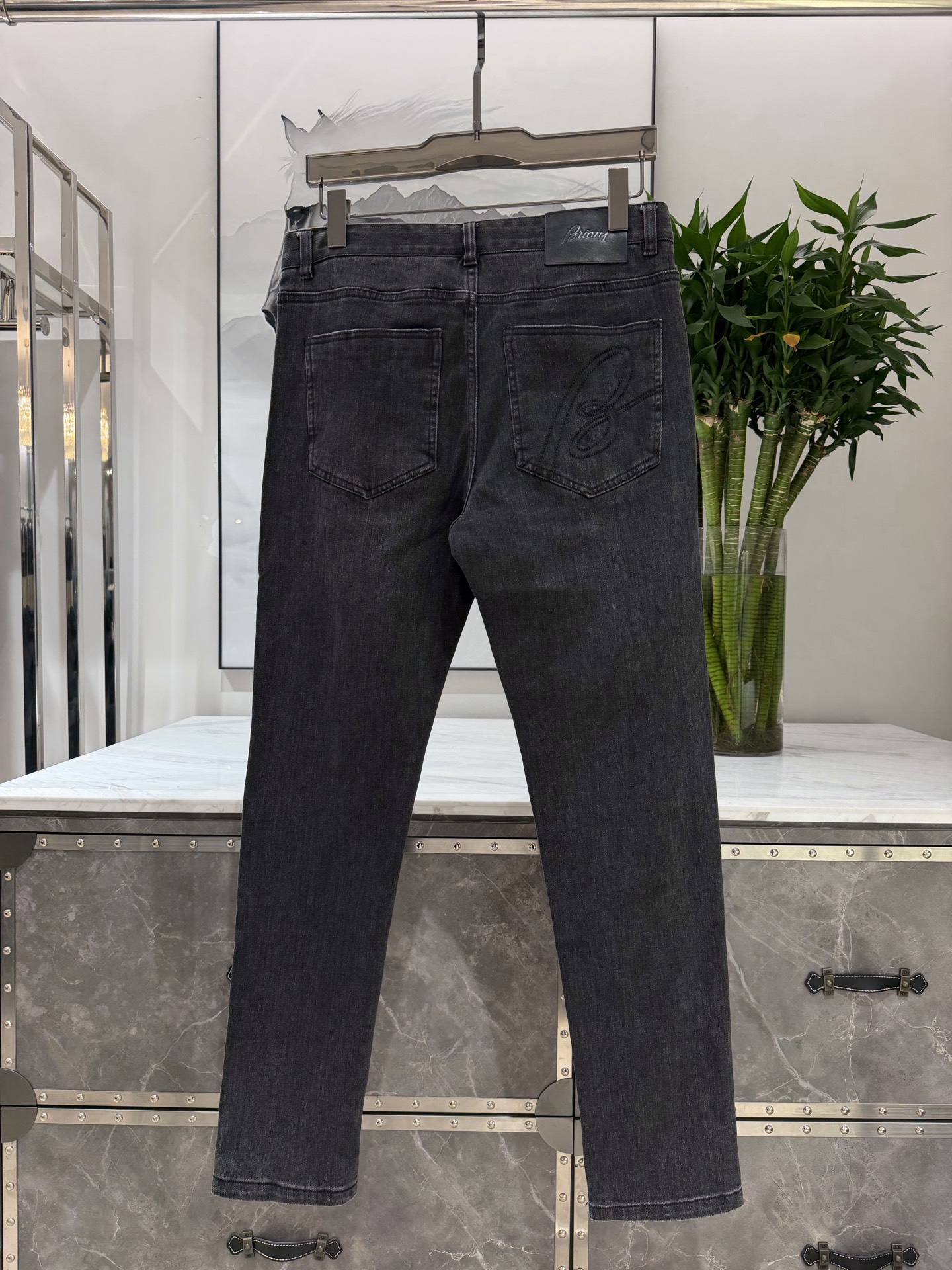 🎺🎺顶级Brioni灰牛 26ss秋冬新款 专柜同步 Brioni（布里奥尼）男士烟灰色牛仔裤产品解析 一、品牌标识细节