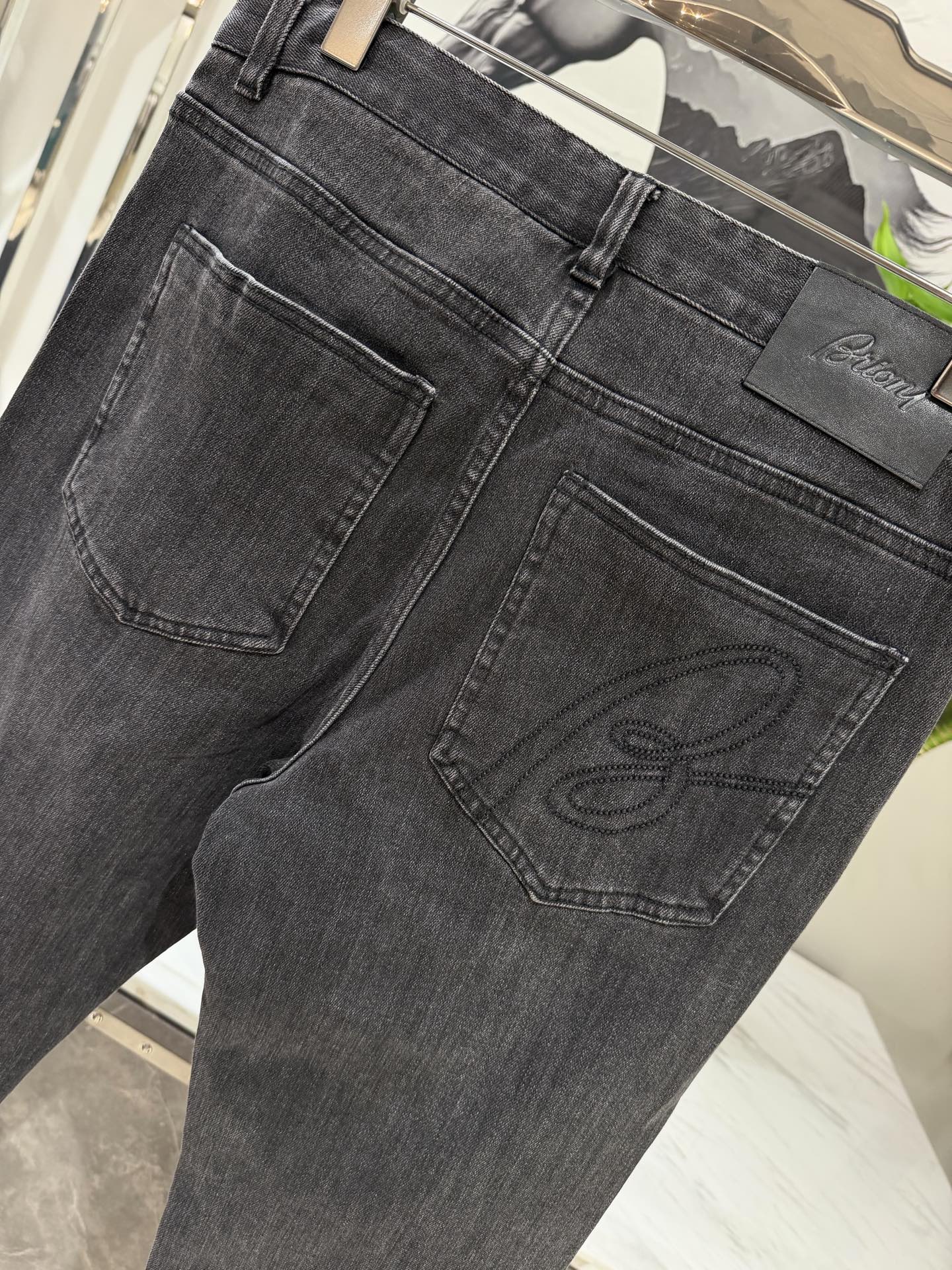🎺🎺顶级Brioni灰牛 26ss秋冬新款 专柜同步 Brioni（布里奥尼）男士烟灰色牛仔裤产品解析 一、品牌标识细节