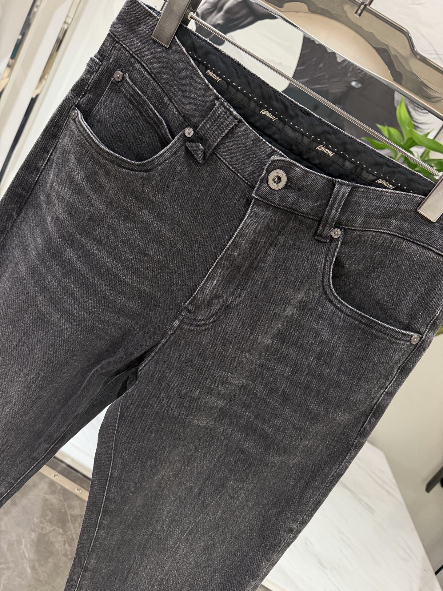 🎺🎺顶级Brioni灰牛 26ss秋冬新款 专柜同步 Brioni（布里奥尼）男士烟灰色牛仔裤产品解析 一、品牌标识细节