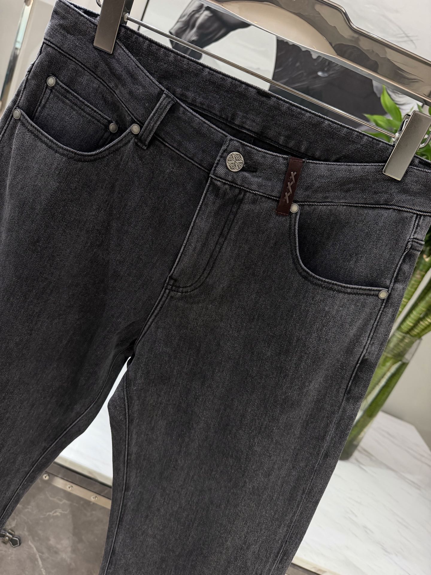 🎺🎺顶级Zegna灰牛 26ss 秋冬新款 专柜同步 杰尼亚(Zegna)这条灰黑牛仔裤属于品牌Roccia经典休闲丹宁 🎺🎺顶级Zegna灰牛 26ss 秋冬新款 专柜同步 杰尼亚(Zegna)这条灰黑牛仔裤属于品牌Roccia经典休闲丹宁