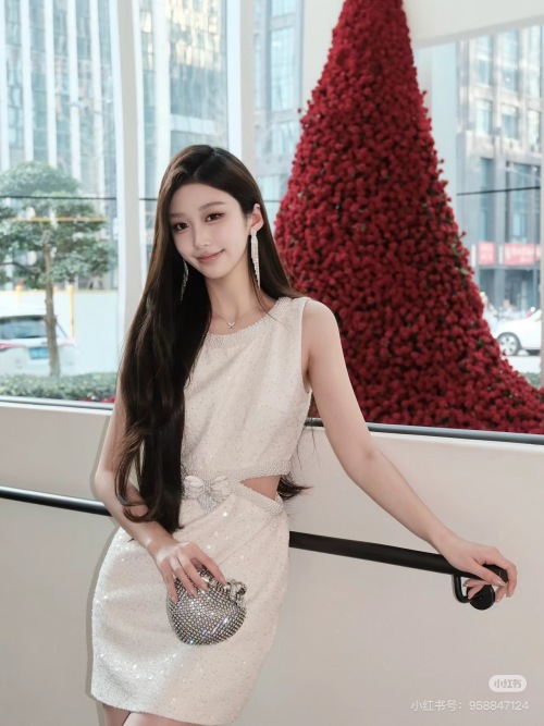 Elegant Lurex Tweed Dress with Pearl and Bow Detail - Perfect for Parties 1 Elegant Lurex Tweed Dress with Pearl and Bow Detail - Perfect for Parties