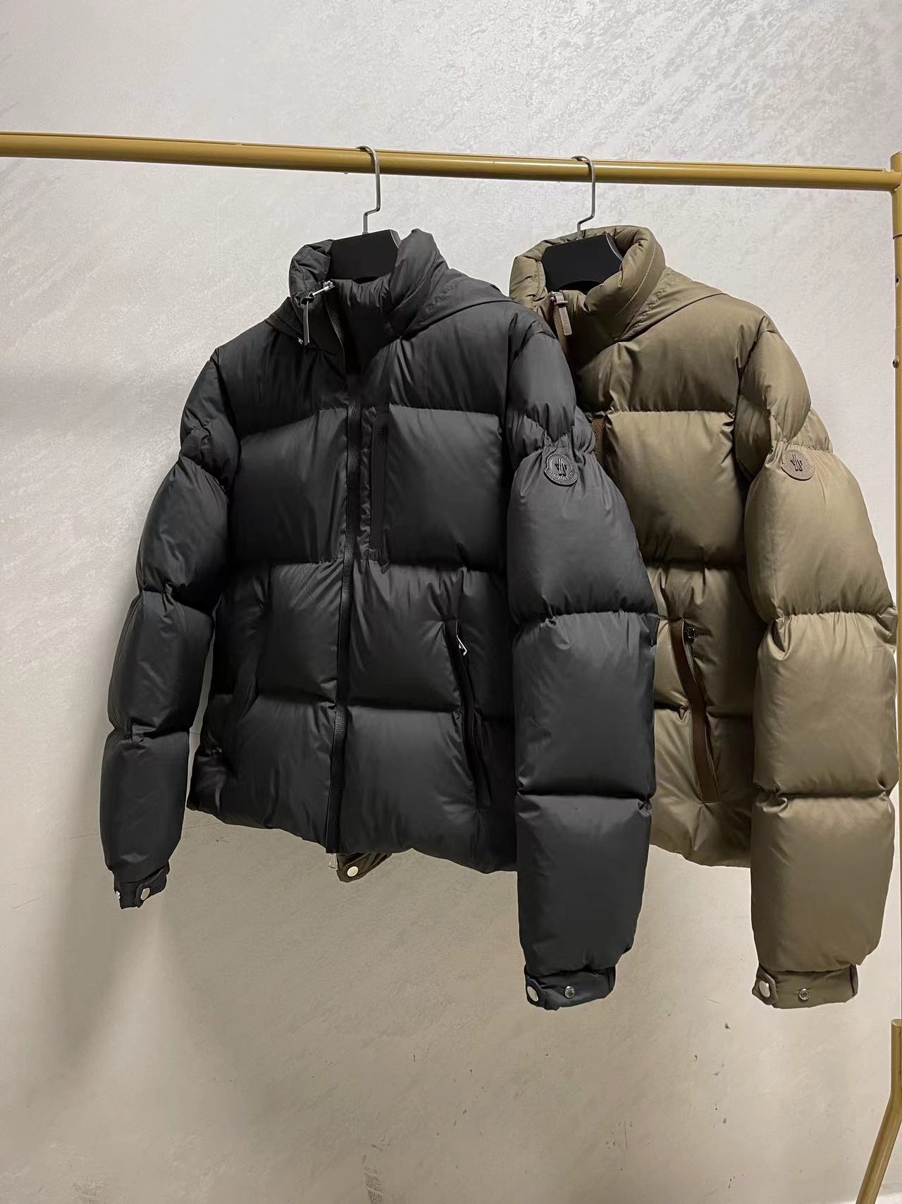 Falso de lujo
 Moncler Ropa Abrigos y chaquetas Top perfecto falso
 Negro Blanco Hombres Dermis Poliéster Plumón pato blanco Colección otoño – invierno