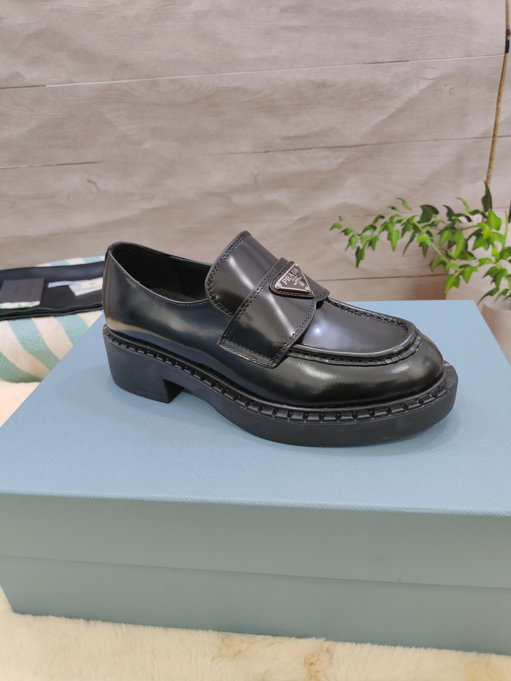 NO:705562,The top version of Prada/PRADA | 2025 couple model Prada/PRADA loafers with heightening small leather shoes are now on the market, copied from the original!  Oil edge craftsmanship ~ flawless!  The upper is made of high-end open-edge beaded calfskin, which is truly top-notch. Please pay attention to the details to confirm the quality. Thick-soled platform shoes, heel height 6cm, non-slip soles, with logo details, low-key tribute to the brand design heritage, creating a perfect style. The street style is cool and sassy, ​​C-position fashionable wear classic shoes, showing exquisite texture!  Has a high-end temperament!  Fabric A-grade open-edge beaded cowhide, original plate molding for buckles, soft silk cowhide lining, soft silk cowhide for feet. Packaging, full set of original gift packaging. Number of women's sizes: 35-45, ,, men's +10, loafers, prada, prada, loafers, cowhide.19860909顶级版本普拉达/PRADA | 2025情侣款 普拉达/PRADA 乐福鞋增高小皮鞋火爆登场,原板复制！油边工艺～完美无瑕！采用高级感满满的开边珠小牛皮做鞋面,真正做到最顶级,请各位看清细节认准品质.厚底松糕鞋,跟高6cm,防滑鞋底,带logo标识细节,低调致敬品牌设计传承,打造属于完美的风格.炸街款又酷又飒 C位时髦穿搭经典鞋型,呈现出精致质感！拥有着高档气质！ 面料A级开边珠牛皮 饰扣原板开模 内里柔软丝绸牛皮 垫脚柔软丝绸牛皮 包装 全套原版礼品包装 码数女码35--45, ,,男＋10,乐福鞋,prada,prada,loafers,cowhide,Women's Shoes