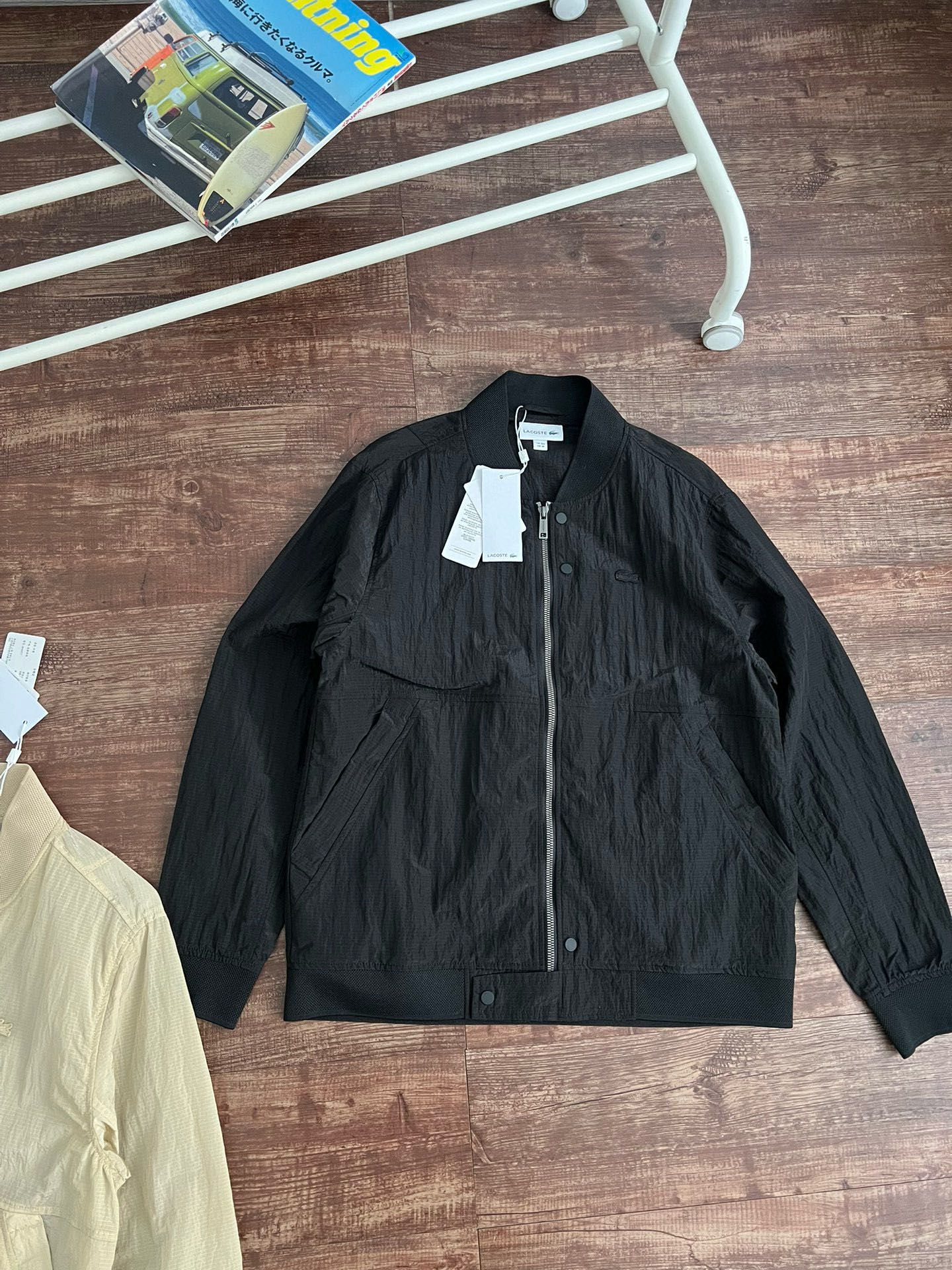 特价🉐供P140
颜色:黑色
尺码:50,52,54.56
鳄鱼24春季新款立领时尚运动简约超薄防晒upf70+夹克!线上1000+
货号BH0977
定制超薄小格防撕裂面料!upf70+防晒面料!薄如蝉翼!比国内蕉nei等防晒衣透气轻薄防晒性能还要高一个档次!轻薄透气!
胸前经典同色系立体小鱼标点缀!定制蜂窝网眼螺纹,挺阔性,透气性强!经典拉链门襟搭配3粒扣设计!细节还是蛮多的,两侧拉链口袋!内里还有两个隐藏口袋设计!巨能装,巨能收纳!
尺码表:
50: 胸围112肩宽45 衣长67
52: 胸围116肩宽47 衣长69
54: 胸围120 肩宽49 衣长71
56: 胸围124 肩宽50 衣长73