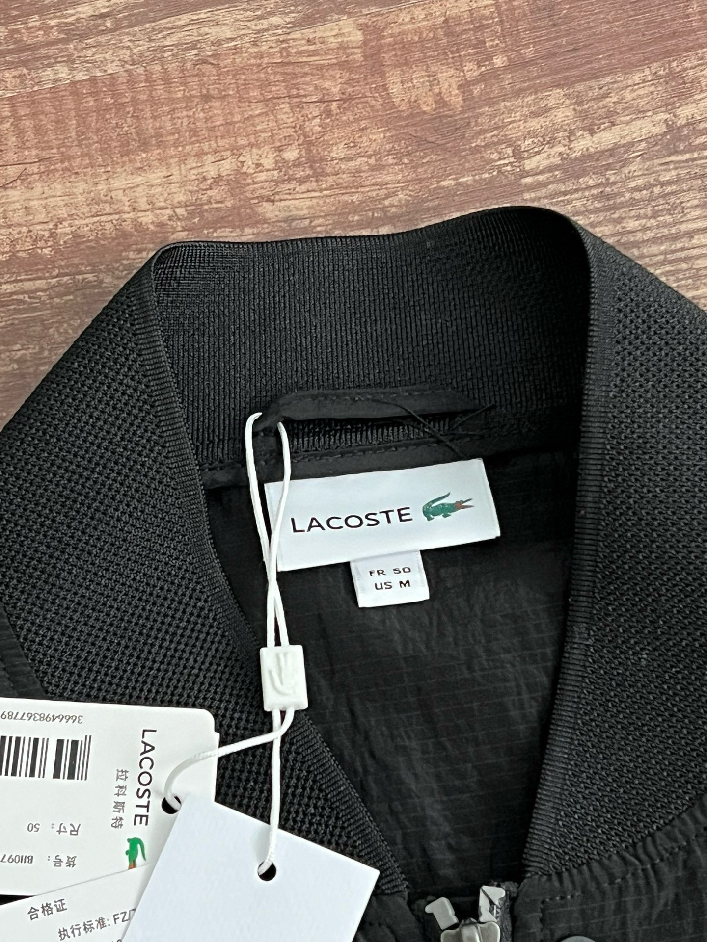 特价🉐供P140
颜色:黑色
尺码:50,52,54.56
鳄鱼24春季新款立领时尚运动简约超薄防晒upf70+夹克!线上1000+
货号BH0977
定制超薄小格防撕裂面料!upf70+防晒面料!薄如蝉翼!比国内蕉nei等防晒衣透气轻薄防晒性能还要高一个档次!轻薄透气!
胸前经典同色系立体小鱼标点缀!定制蜂窝网眼螺纹,挺阔性,透气性强!经典拉链门襟搭配3粒扣设计!细节还是蛮多的,两侧拉链口袋!内里还有两个隐藏口袋设计!巨能装,巨能收纳!
尺码表:
50: 胸围112肩宽45 衣长67
52: 胸围116肩宽47 衣长69
54: 胸围120 肩宽49 衣长71
56: 胸围124 肩宽50 衣长73