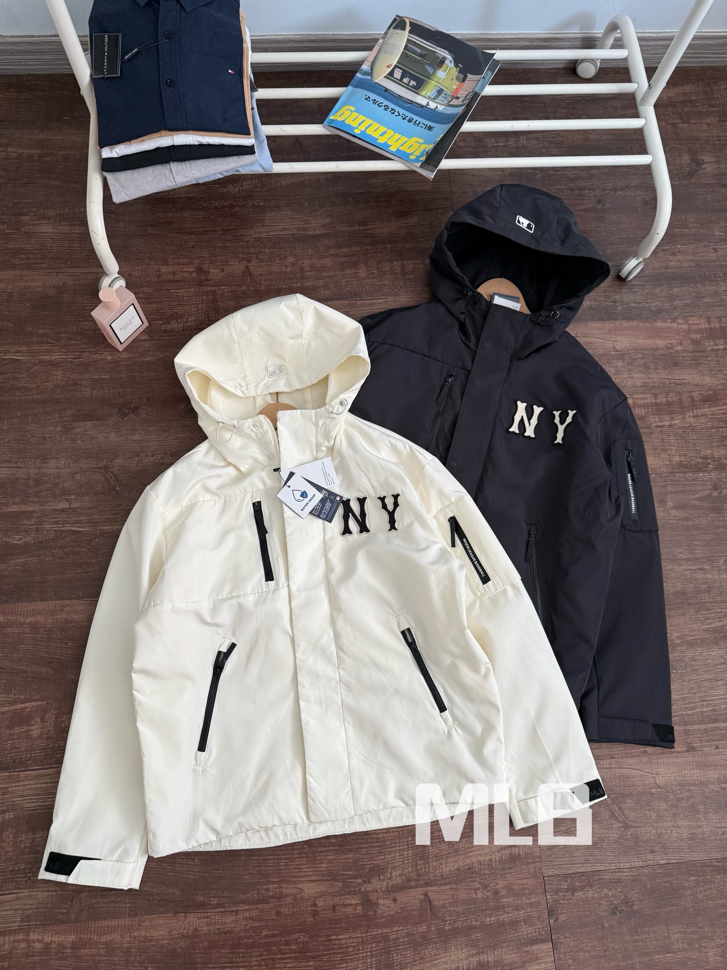 供P205
颜色:黑色 奶油色
尺码:XS到XXL
MLB官方 情侣张凌赫同款时尚连帽夹克防水外套春夏WJB06
线上1800+ 月销500+
MLB终于出户外防水夹克啦!颜值很能打!工装口袋设计➕防水压胶拉链!满满的户外元素!
客供五金细节,满印里布,水洗麦齐全!情侣款yyds
尺码表:
XS:胸围119 衣长65 袖长61 建议体重90-105以内
S:胸围124 衣长68 袖长62 建议体重110-125
M:胸围129 衣长71 袖长63 建议体重130-145
L:胸围134 衣长74 袖长64 建议体重145-160
XL:胸围139 衣长77 袖长65 建议体重165-180
XXL:胸围144 衣长78 袖长66 建议体重185-200