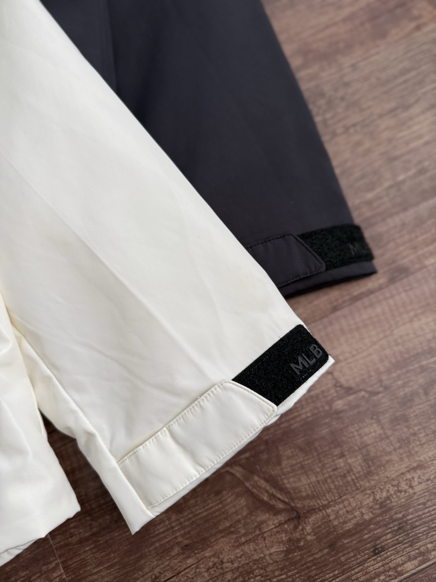 供P205
颜色:黑色 奶油色
尺码:XS到XXL
MLB官方 情侣张凌赫同款时尚连帽夹克防水外套春夏WJB06
线上1800+ 月销500+
MLB终于出户外防水夹克啦!颜值很能打!工装口袋设计➕防水压胶拉链!满满的户外元素!
客供五金细节,满印里布,水洗麦齐全!情侣款yyds
尺码表:
XS:胸围119 衣长65 袖长61 建议体重90-105以内
S:胸围124 衣长68 袖长62 建议体重110-125
M:胸围129 衣长71 袖长63 建议体重130-145
L:胸围134 衣长74 袖长64 建议体重145-160
XL:胸围139 衣长77 袖长65 建议体重165-180
XXL:胸围144 衣长78 袖长66 建议体重185-200