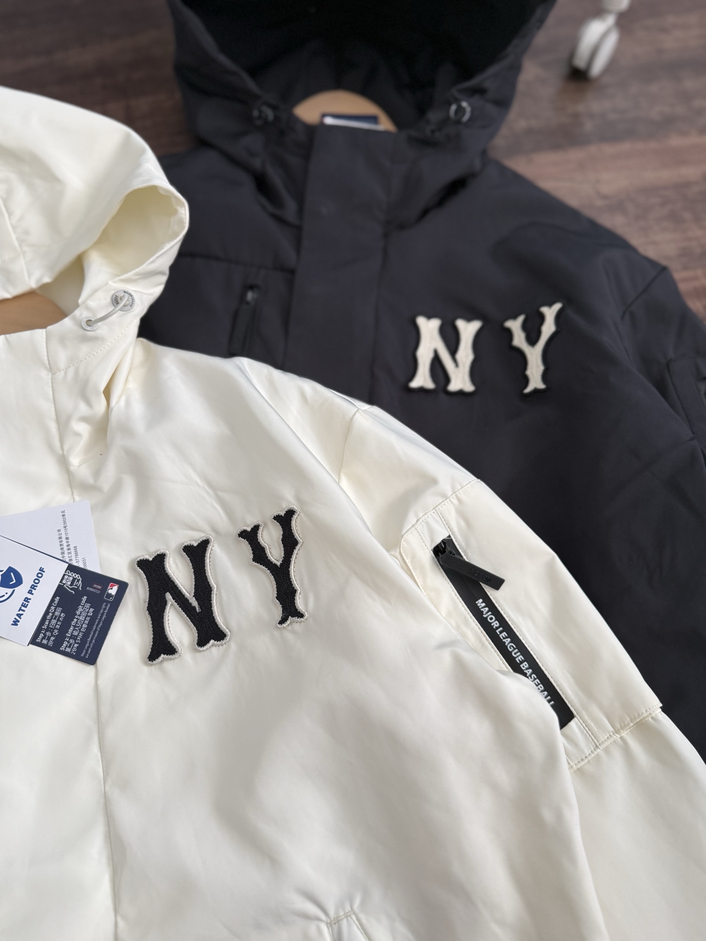 供P205
颜色:黑色 奶油色
尺码:XS到XXL
MLB官方 情侣张凌赫同款时尚连帽夹克防水外套春夏WJB06
线上1800+ 月销500+
MLB终于出户外防水夹克啦!颜值很能打!工装口袋设计➕防水压胶拉链!满满的户外元素!
客供五金细节,满印里布,水洗麦齐全!情侣款yyds
尺码表:
XS:胸围119 衣长65 袖长61 建议体重90-105以内
S:胸围124 衣长68 袖长62 建议体重110-125
M:胸围129 衣长71 袖长63 建议体重130-145
L:胸围134 衣长74 袖长64 建议体重145-160
XL:胸围139 衣长77 袖长65 建议体重165-180
XXL:胸围144 衣长78 袖长66 建议体重185-200